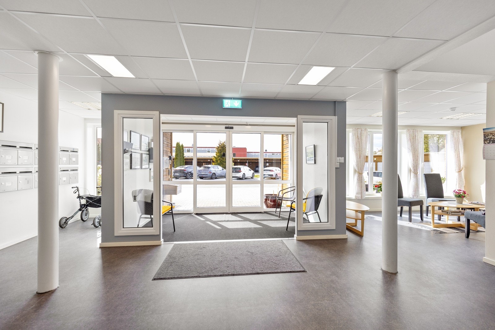 Pent inngangsparti med møblement Galleribilde