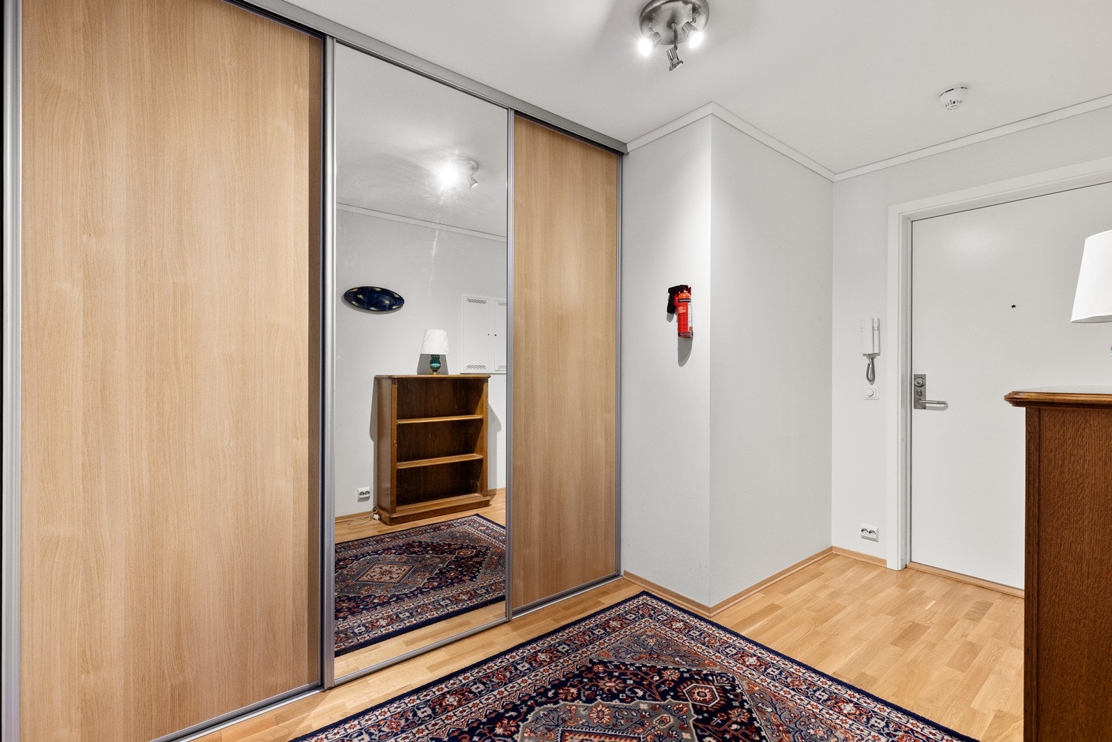 Stor skyvedørsgarderobe med god lagring Galleribilde