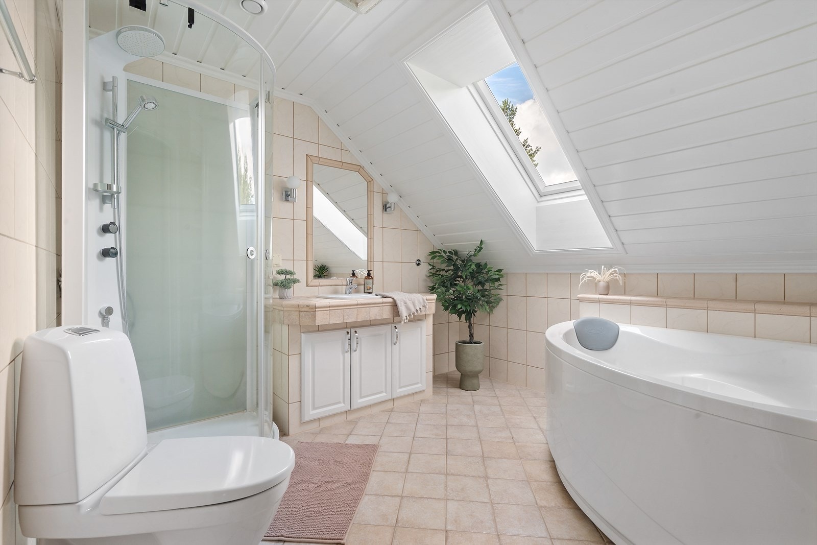 Boligen har også et bad i 2. etasje. Badet er innredet med dusjkabinett, toalett, servant og hjørnebadekar. Galleribilde