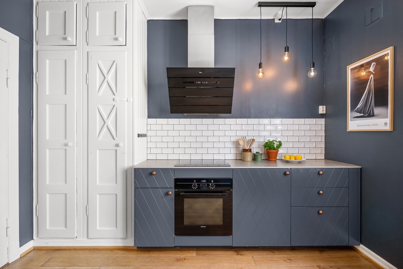 Boligen har et moderne IKEA-kjøkken fra 2017 med profilerte MDF-fronter fra Superfront og benkeplate i kompositt med overlimt kum i kobber. Galleribilde