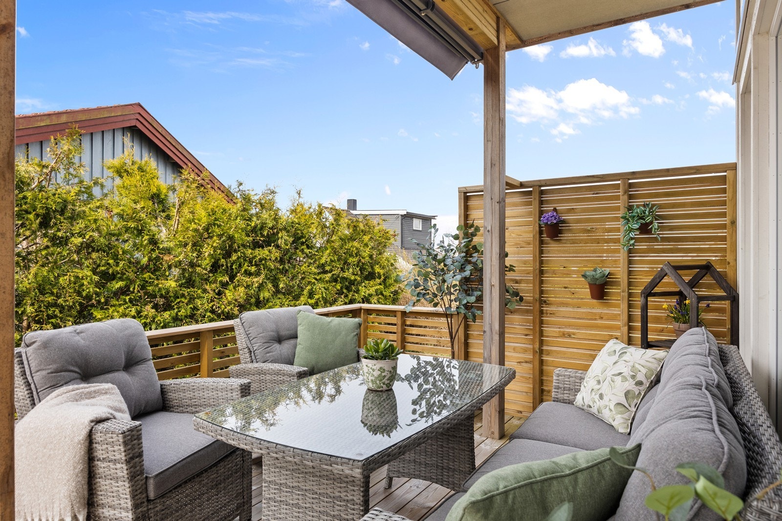 Den dels overbygde terrassen på 21 m² har blant annet god plass til en hyggelig sittegruppe. Galleribilde