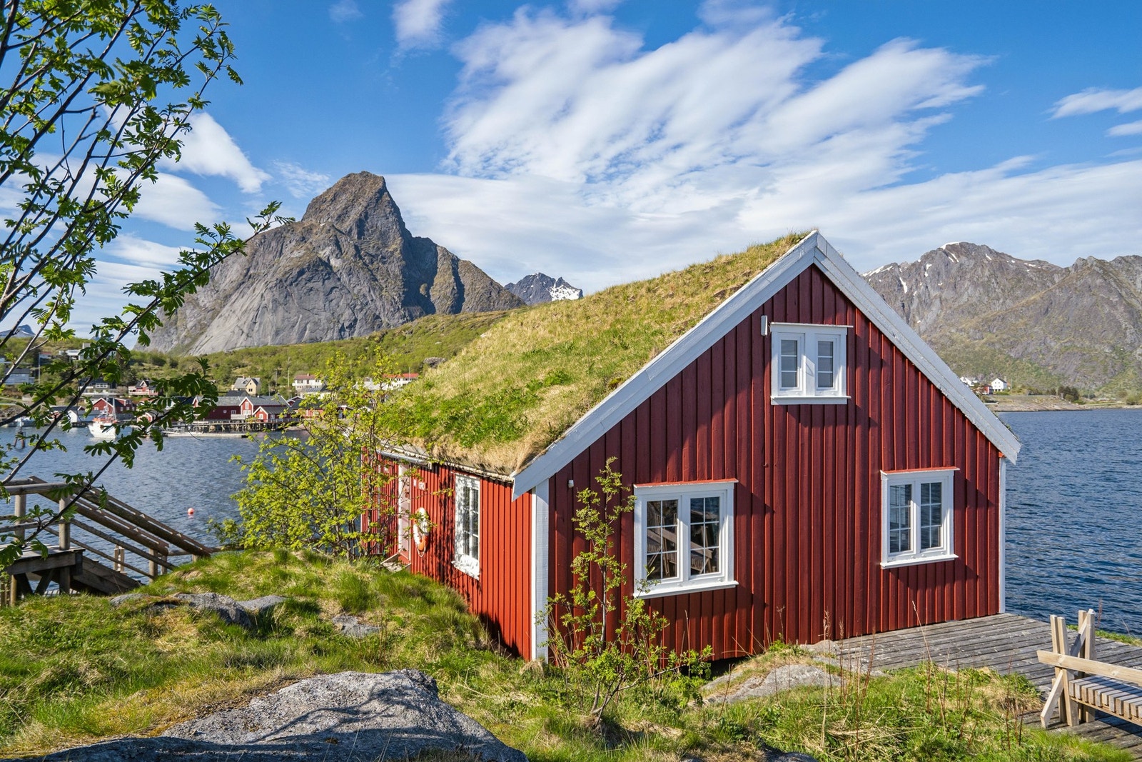 Rorbua er av den virkelig gamle sorten med den tradisjonelle rorbu-stilen. Den har behov for betydelige oppgraderinger, men har areal og løsninger som kan gi en fantastisk flott fritidsbolig. Galleribilde