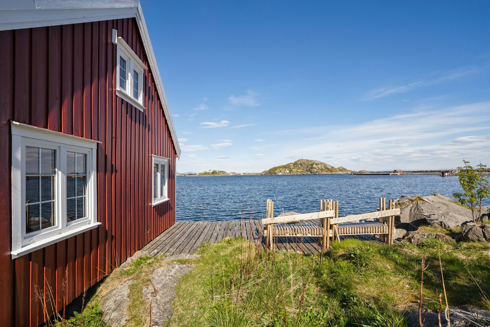Skjermet og koselig uteplass med plass til møbler og grill. Galleribilde