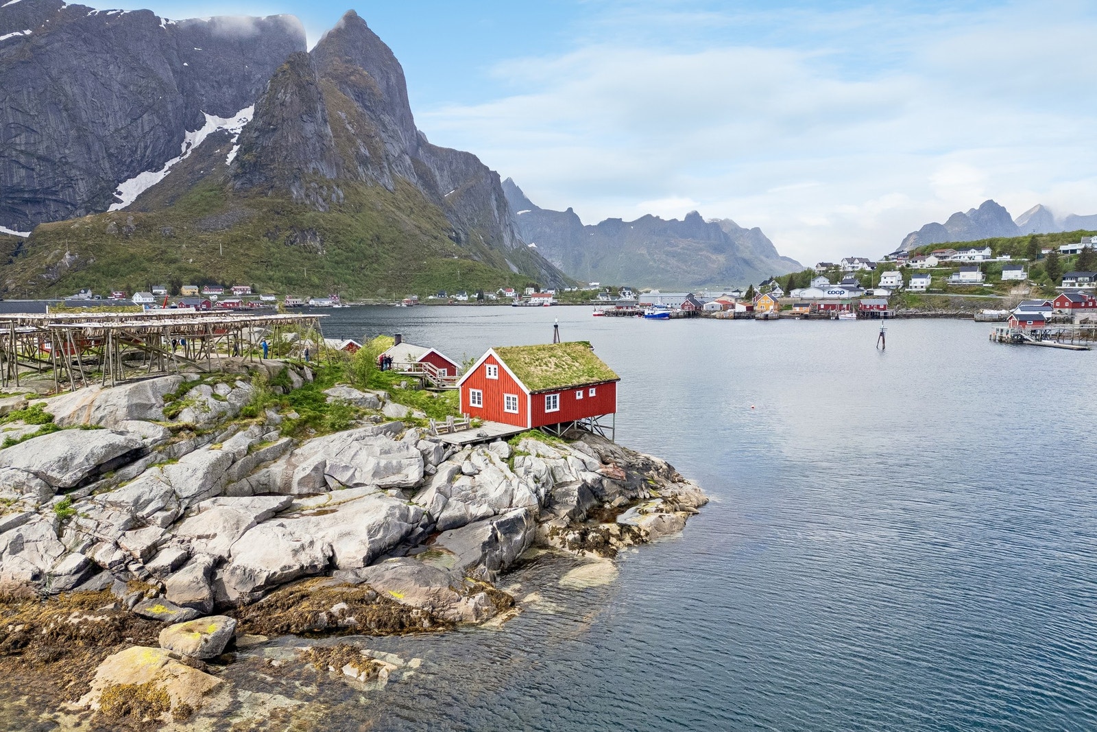 Rorbuen ligger på evigvakre Reine i Moskenes i Lofoten. Her er du omgitt av sylskarpe fjell, idyllisk bebyggelse, rorbuer og tett og fint havnemiljø. Området byr på meget fine turområder, både til fjells og til sjøs. Galleribilde