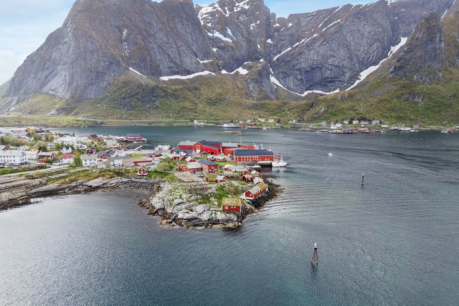 Den ikoniske fjelltoppen Reinebringen, med Lofotens kanskje aller fineste utsiktspunkt, ligger like i nærområdet. Galleribilde