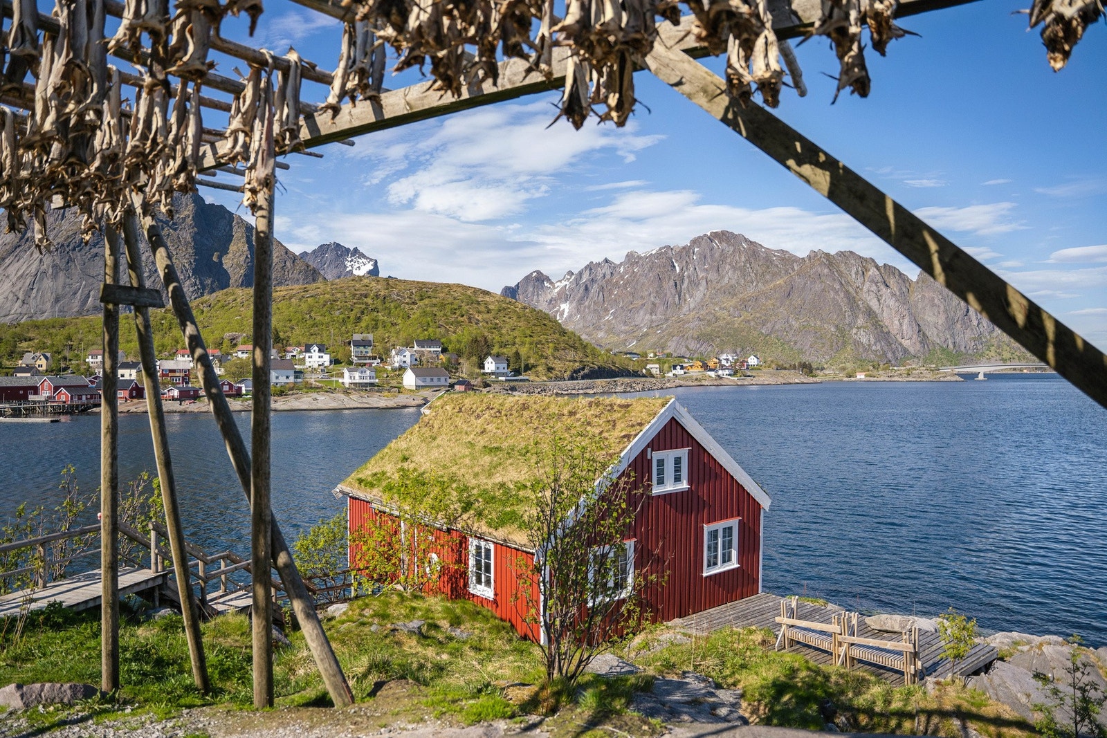 Dette er en ekte, tradisjonell rorbu med en beliggenhet som knapt kan bli mer spektakulær. Rorbua ligger helt ytterst på Reine, fredelig plassert rett bak den kjente restauranten Gammelbua. Galleribilde