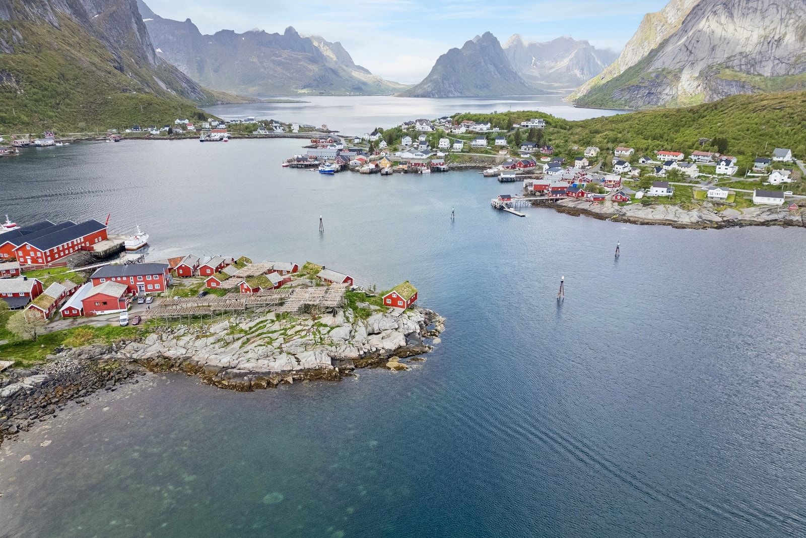 Reine er kjent som et av Norges vakreste og mest pittoreske fiskevær. Her ser du utover mot Vestfjorden i den ene retningen, innløpet til Reinefjorden og videre til indre havn på Reine, rett og slett et majestetisk skue hvor enn du snur deg. Galleribilde