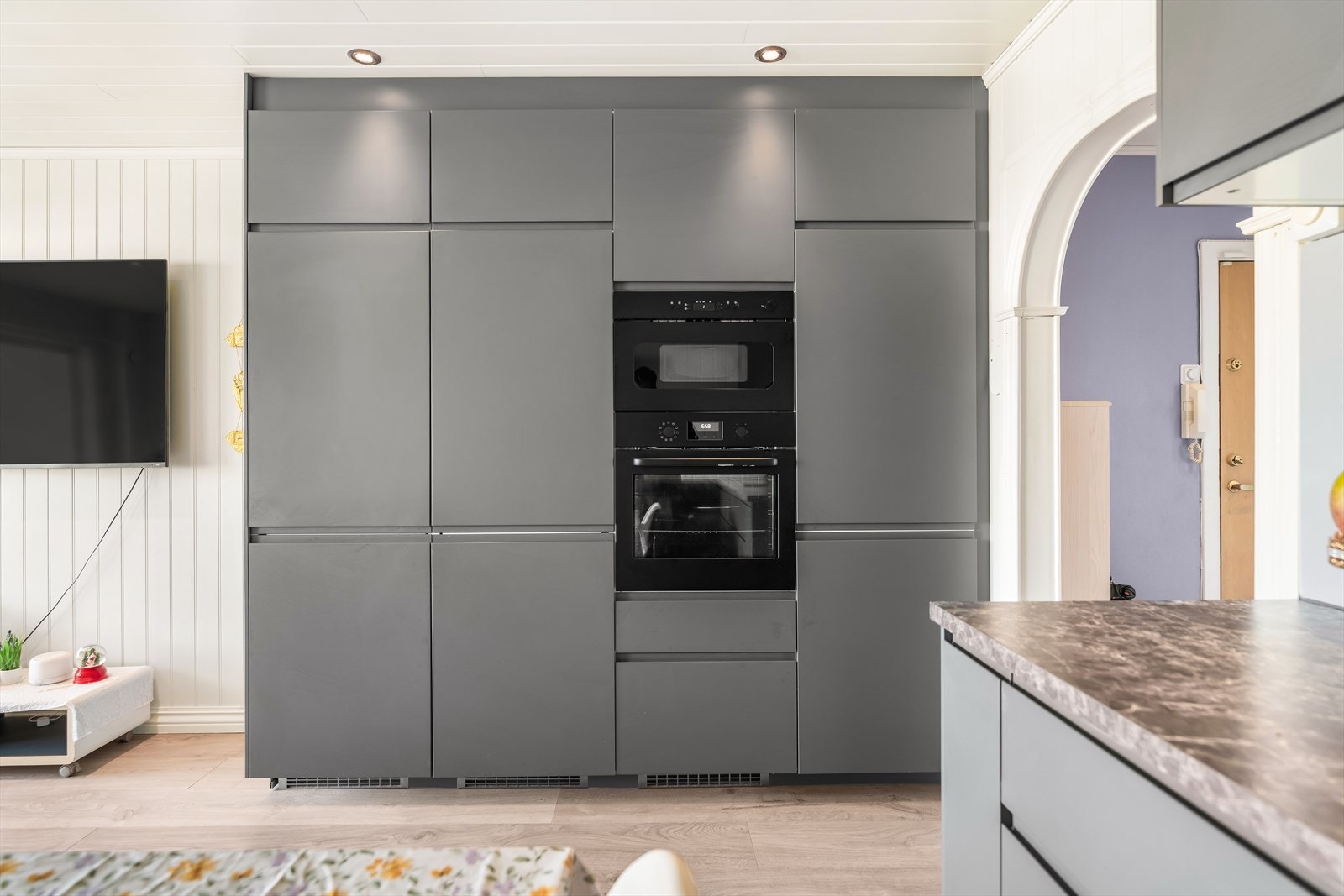 Kjøkkenet er fra IKEA med stilrene, glatte fronter og laminat benkeplate. Galleribilde