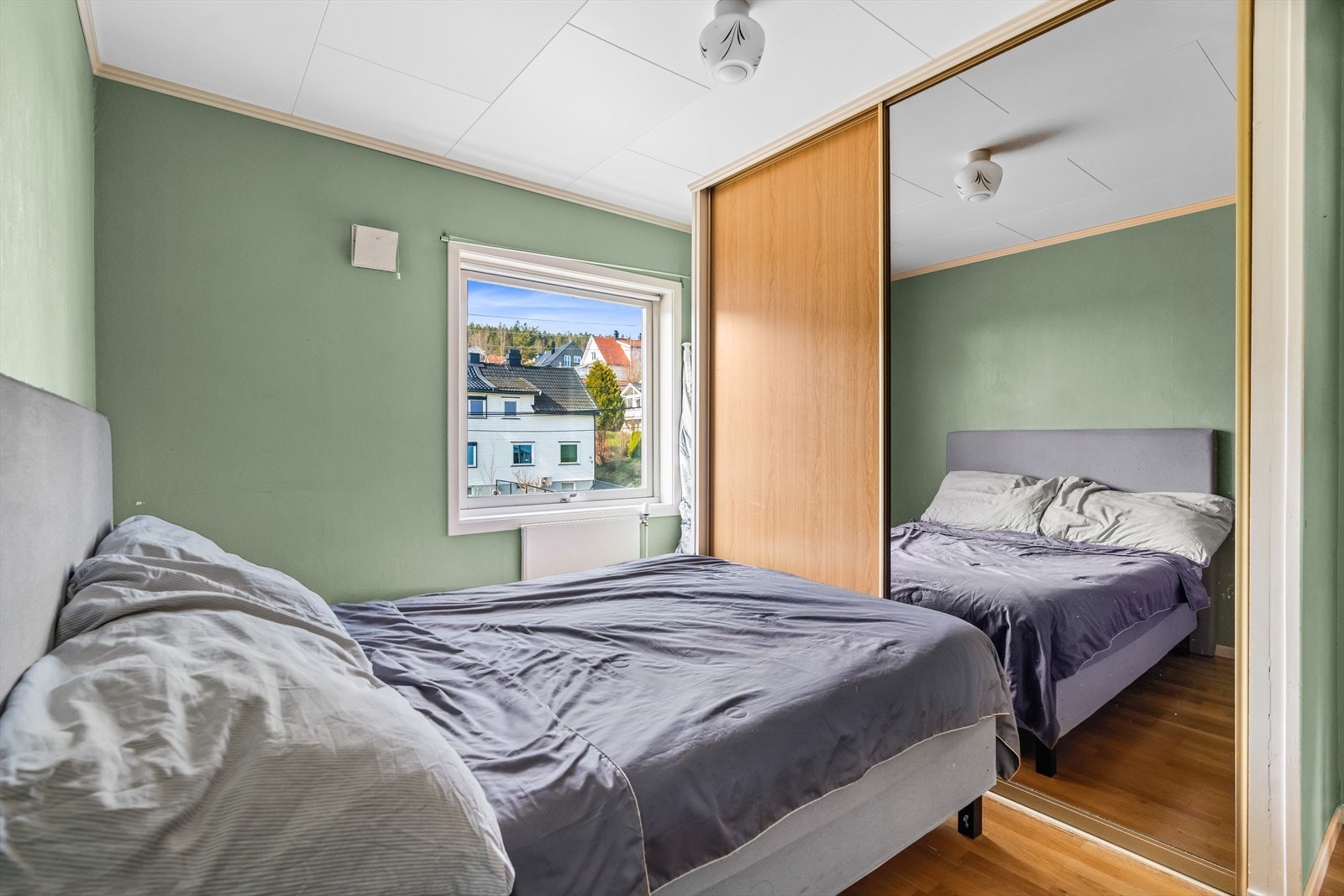 Det har også et plassbygd skap, hvor du kan plassere klær og sko. Galleribilde