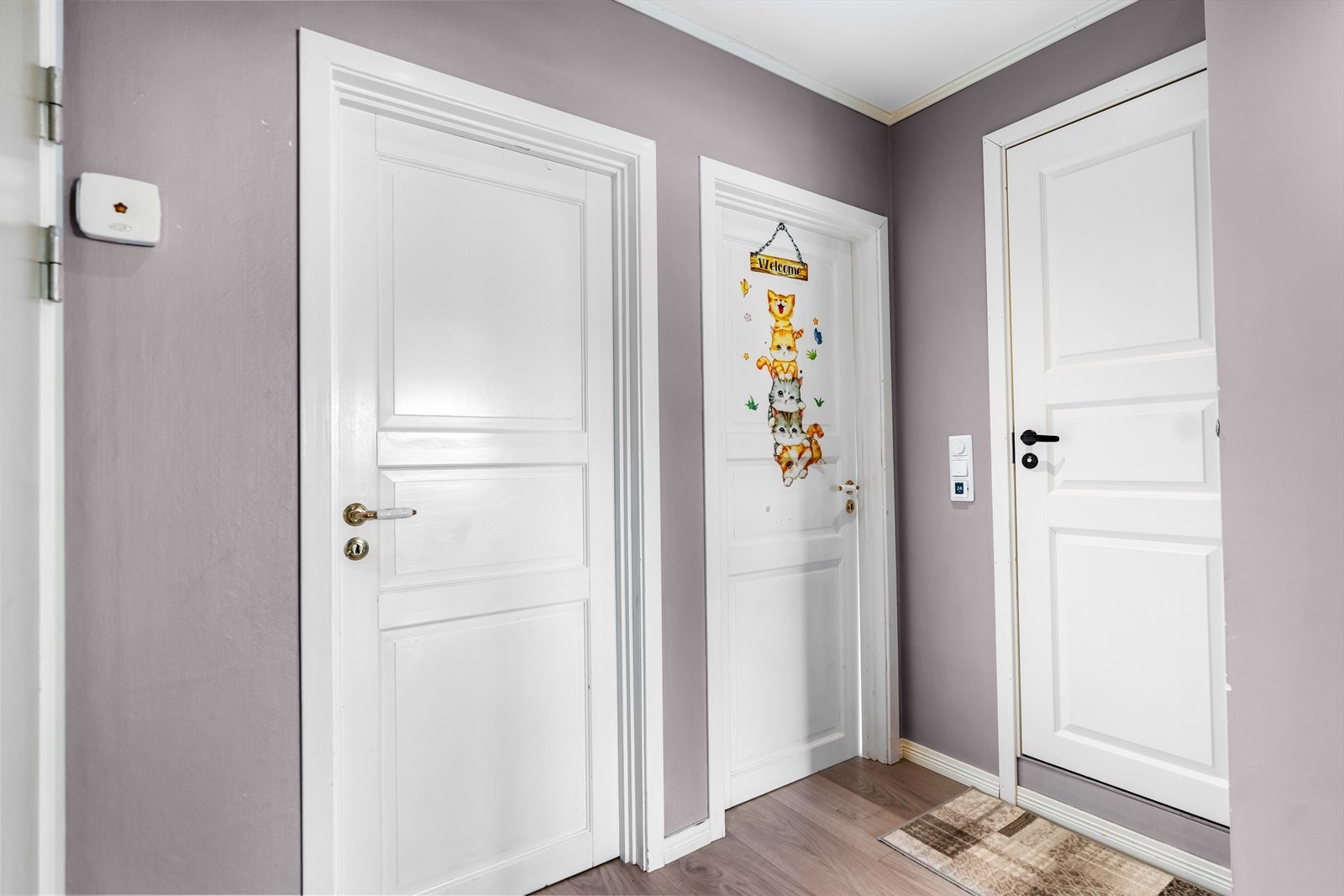 I entréen finner vi inngang til begge soverommene og badet. Galleribilde