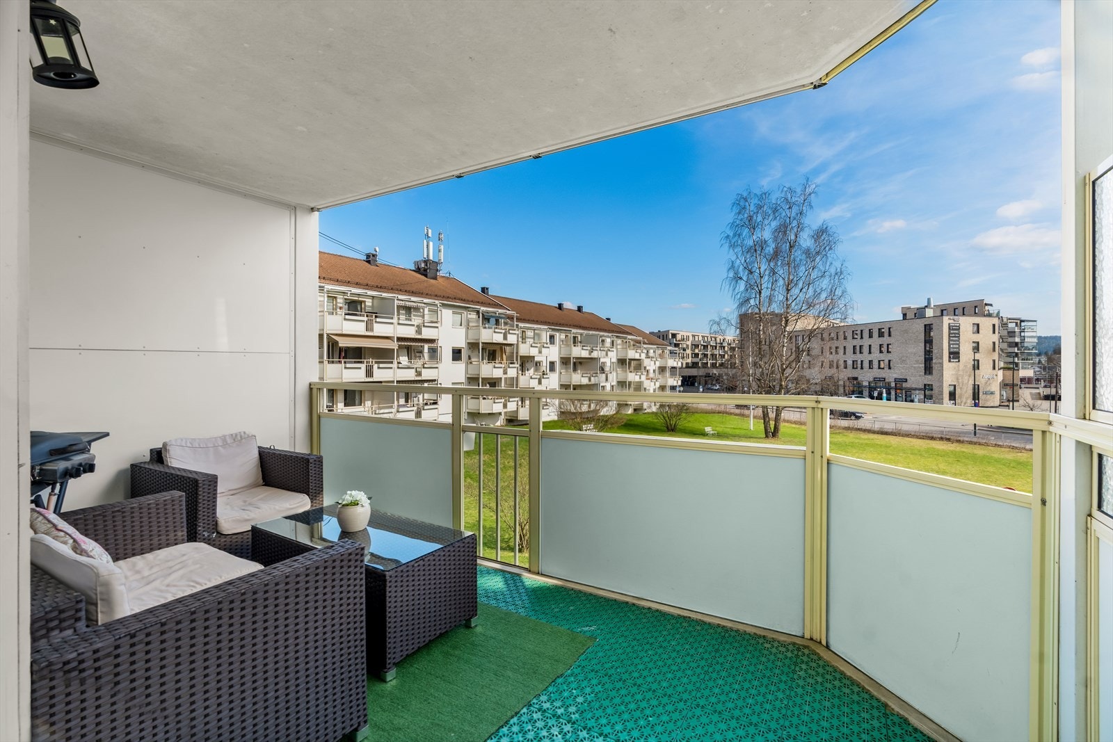 Balkongen er på hele 11 m² skaper en god uteplass hvor man kan nyte sene sommerkvelder. Galleribilde