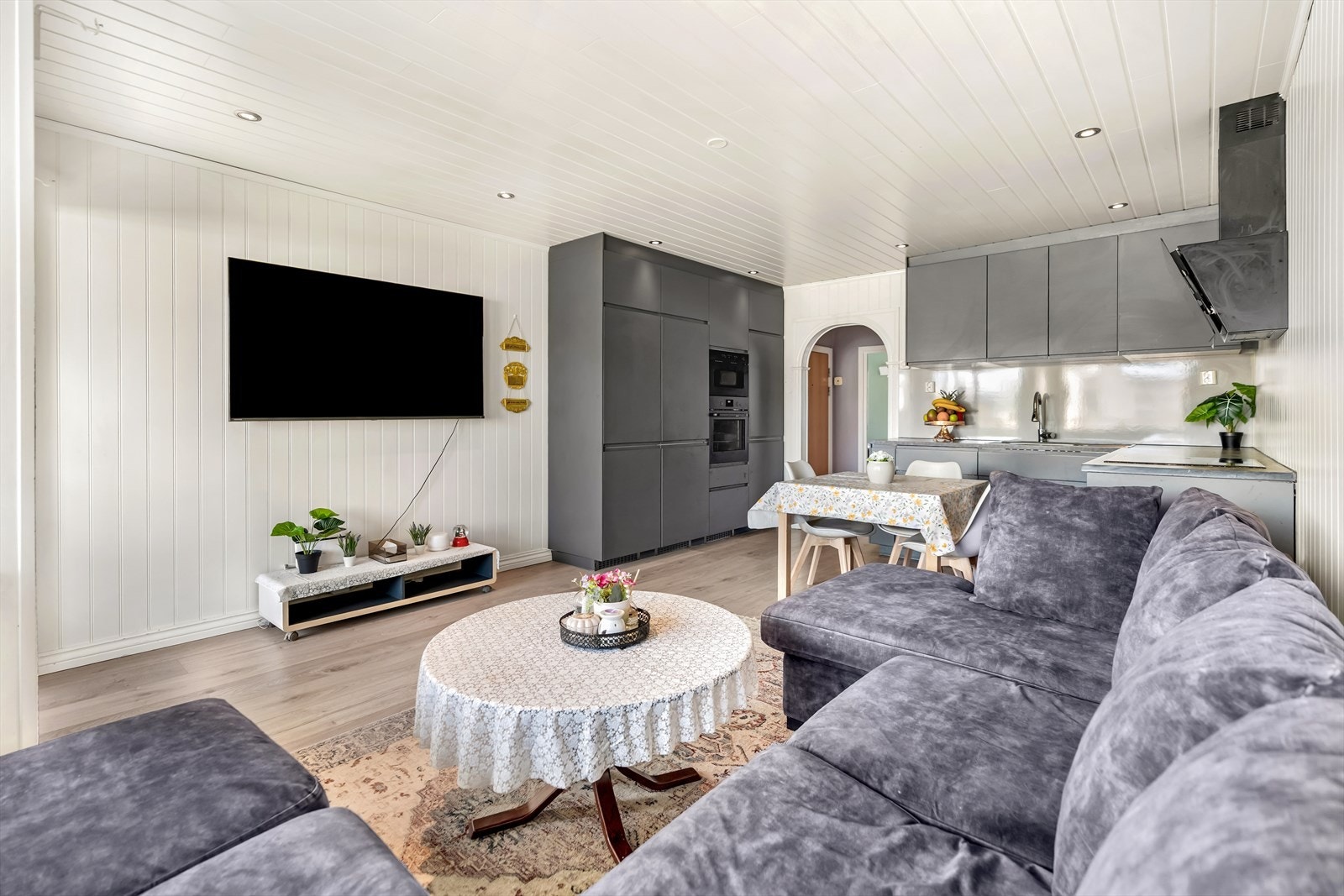 I stuen er det plass til sofaseksjon, tv-møbel og spisegruppe. Videre er det utgang til en sørøstvendt balkong på 11 m². Galleribilde