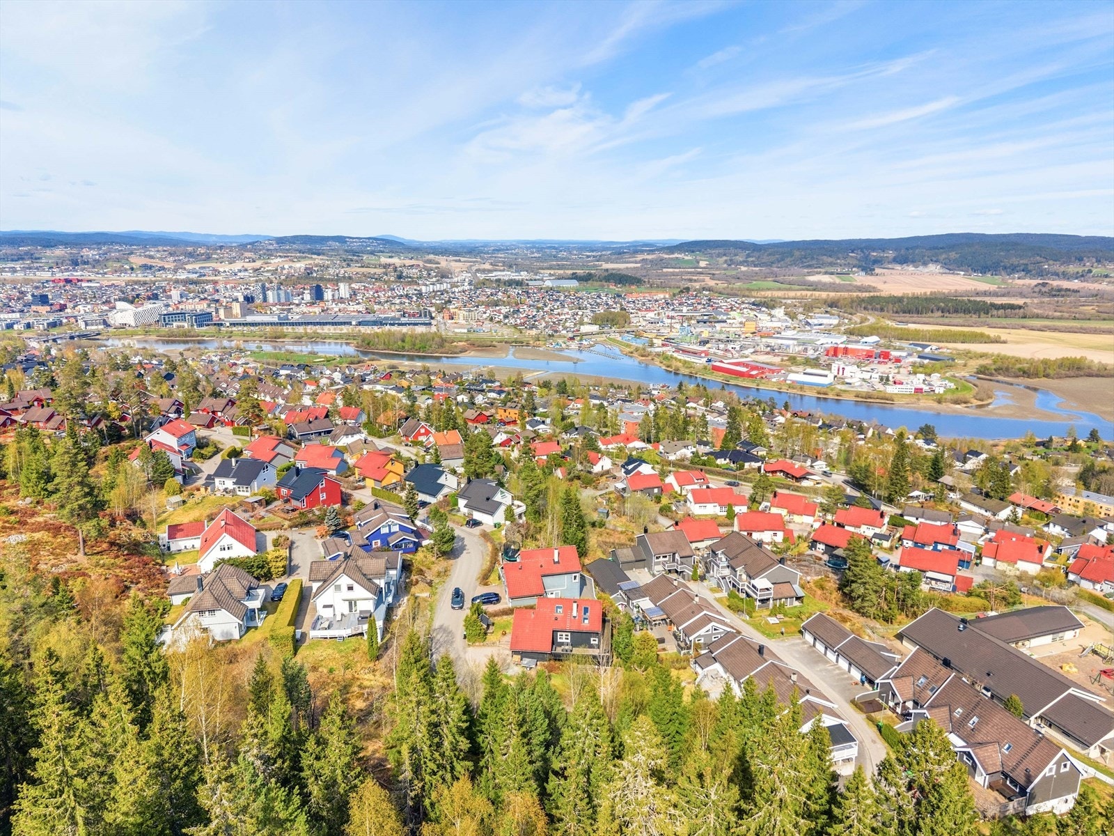 Fra eiendommen er det kort vei til Lillestrøm stasjon og Strømmen Storsenter. Galleribilde