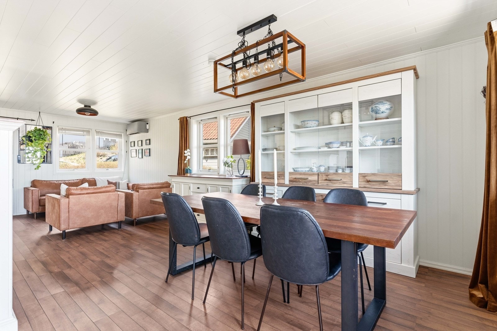 Store vindusflater slipper inn mye naturlig lys og skaper en luftig atmosfære. Galleribilde