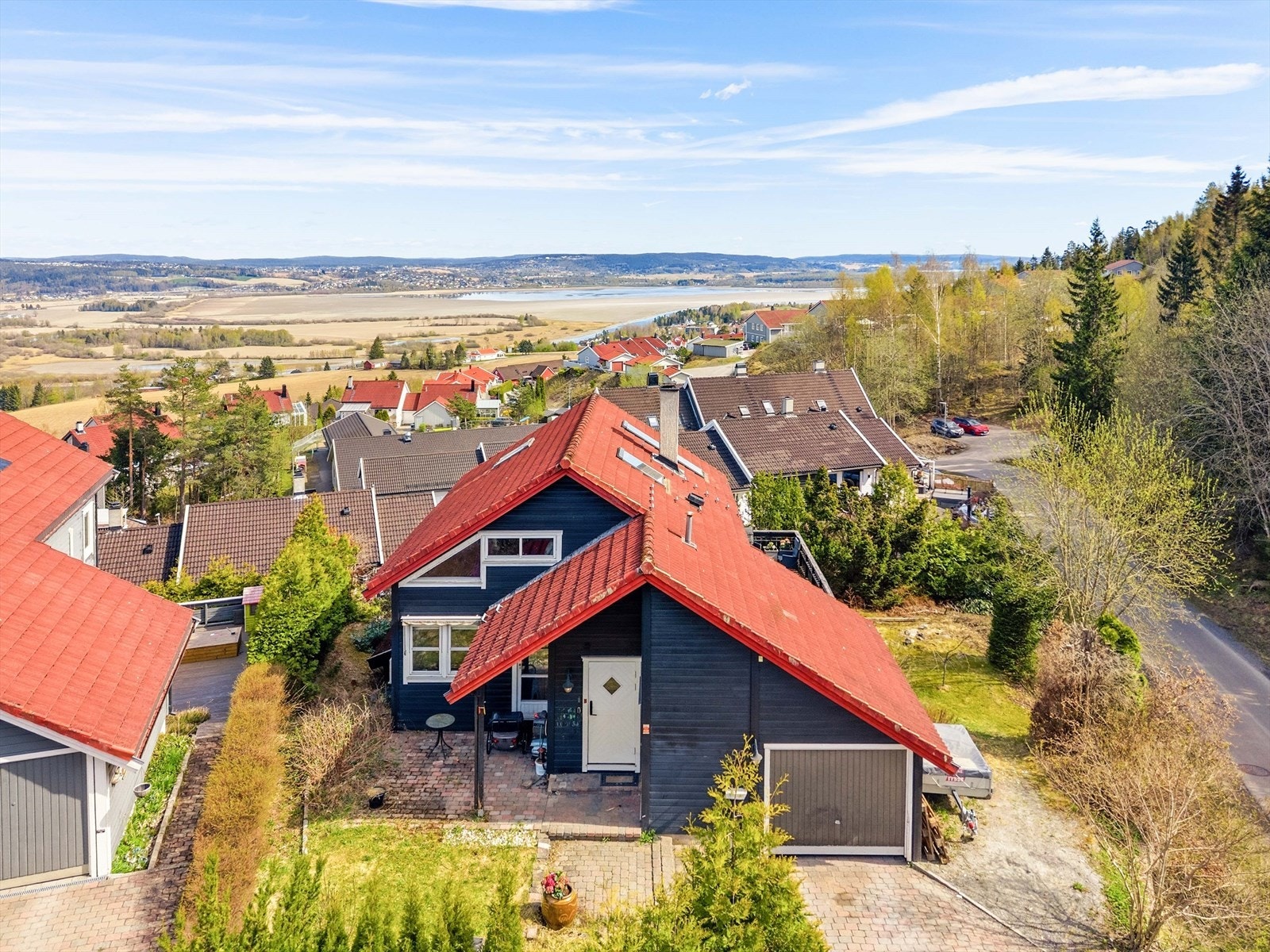 Boligen har en flott beliggenhet i et etablert og barnevennlig boligområde. Galleribilde