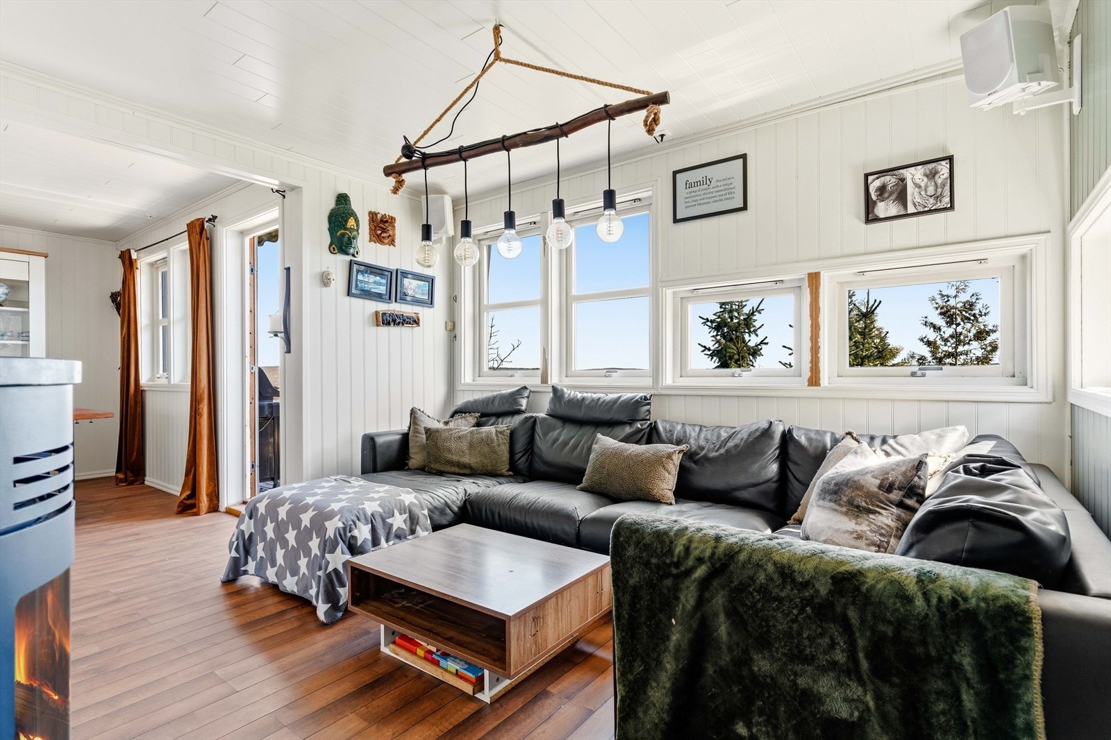 Her har man god plass til en stor sofa foran TV-en. Galleribilde