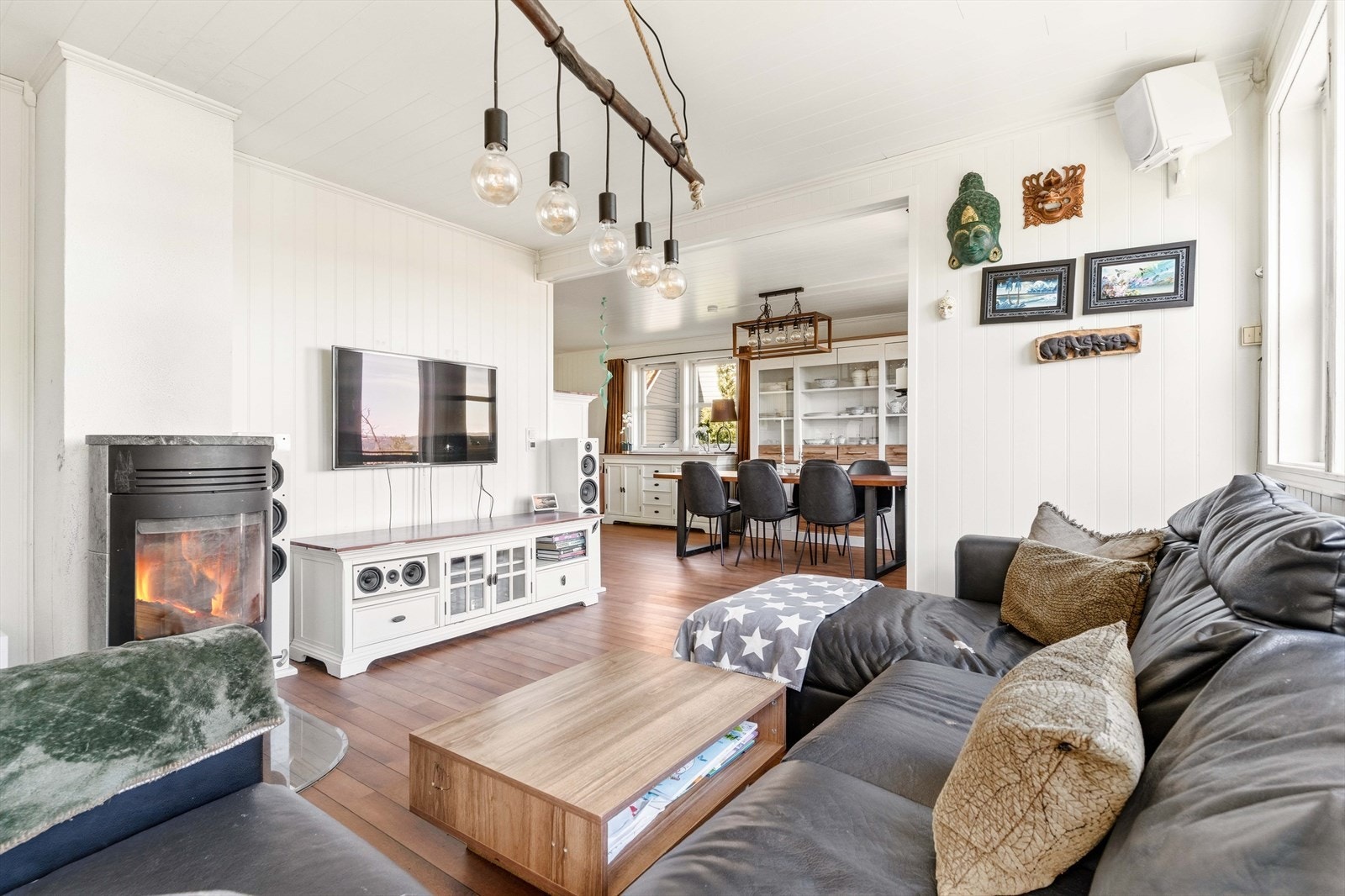 En frittstående peisovn med glassfront gir ekstra varme og hygge i stuen. Galleribilde