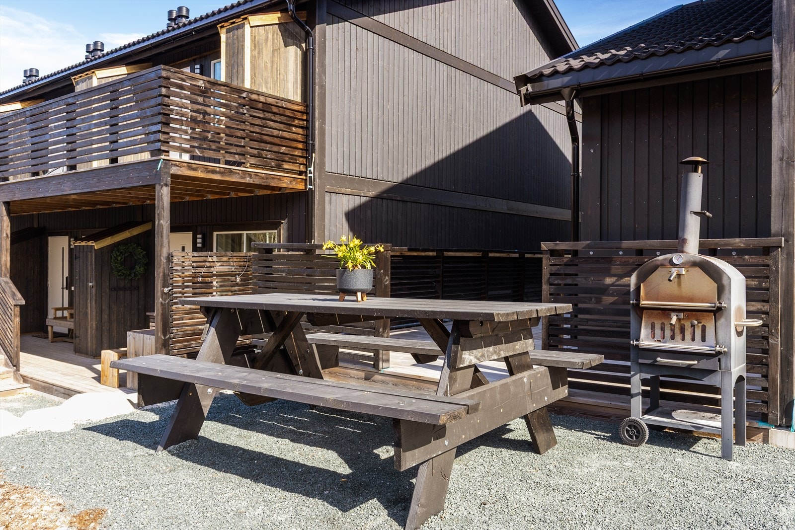 Felles uteområde med plass for grilling og sosialt samvær. Galleribilde