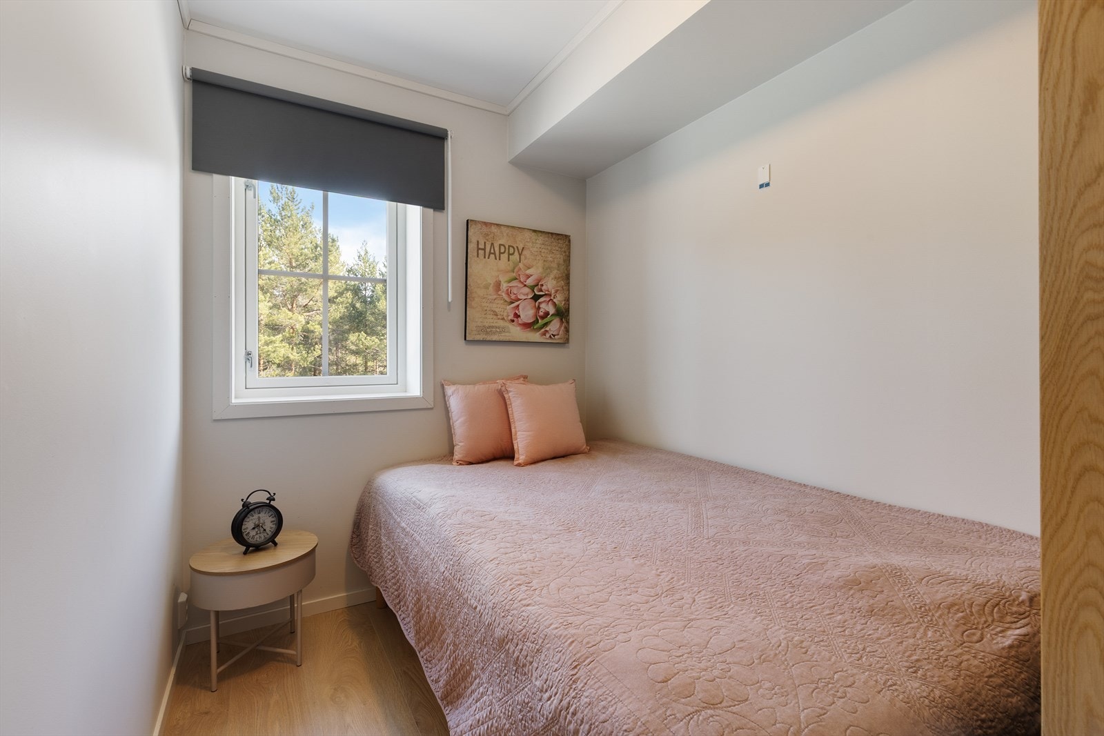 Leiligheten har to soverom, begge med malte plater på veggene og laminat på gulv. Galleribilde