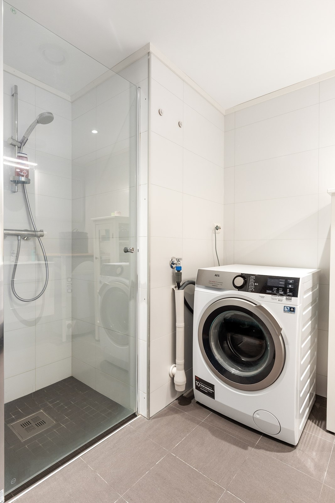 Badet har flis på gulv med varmekabler og balansert ventilasjon sørger for et godt inneklima også på badet. Galleribilde