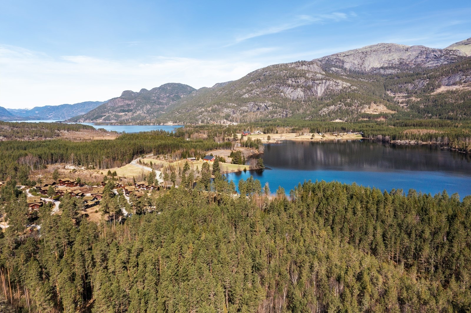 Nærhet til Vråvatn og Straumebukti gir gode muligheter for båtliv og fiske. Galleribilde