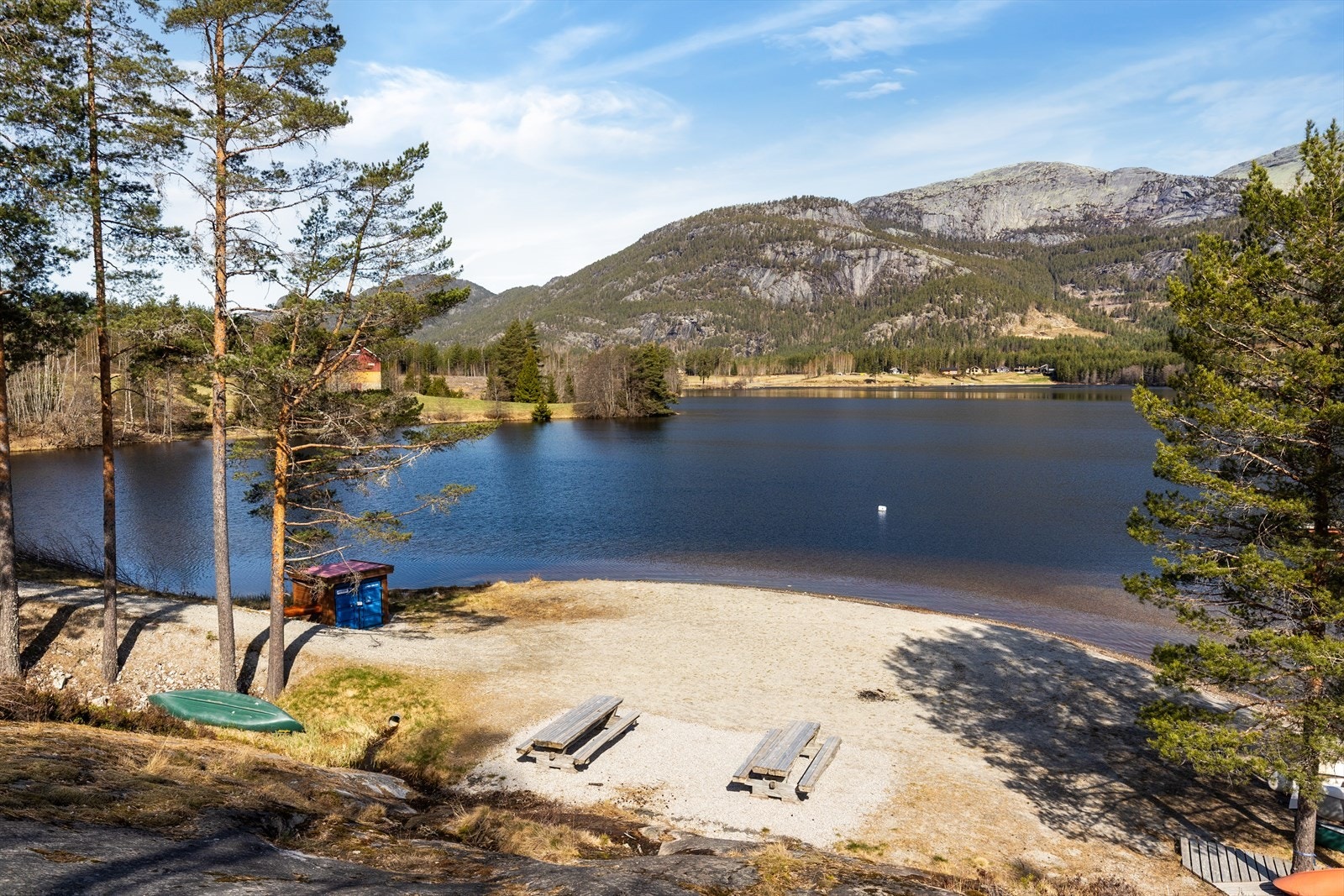 Flere fine badeplasser og strender langs vannet for varme sommerdager. Galleribilde