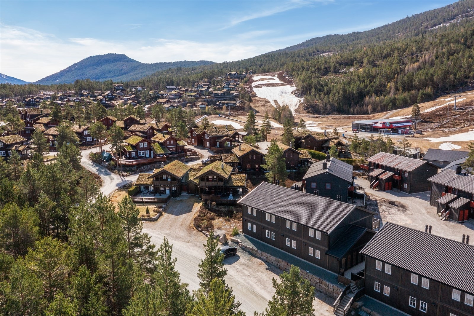 Fra leiligheten er det kort vei til det meste området har å by på, sommer som vinter. Galleribilde