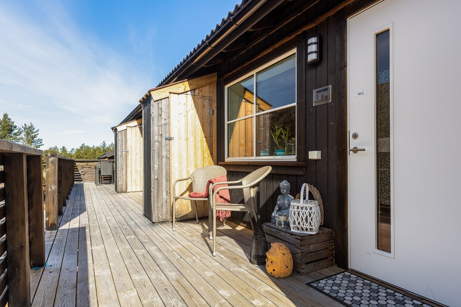 Leiligheten disponerer en liten bod på utsiden ved inngangspartiet. Galleribilde