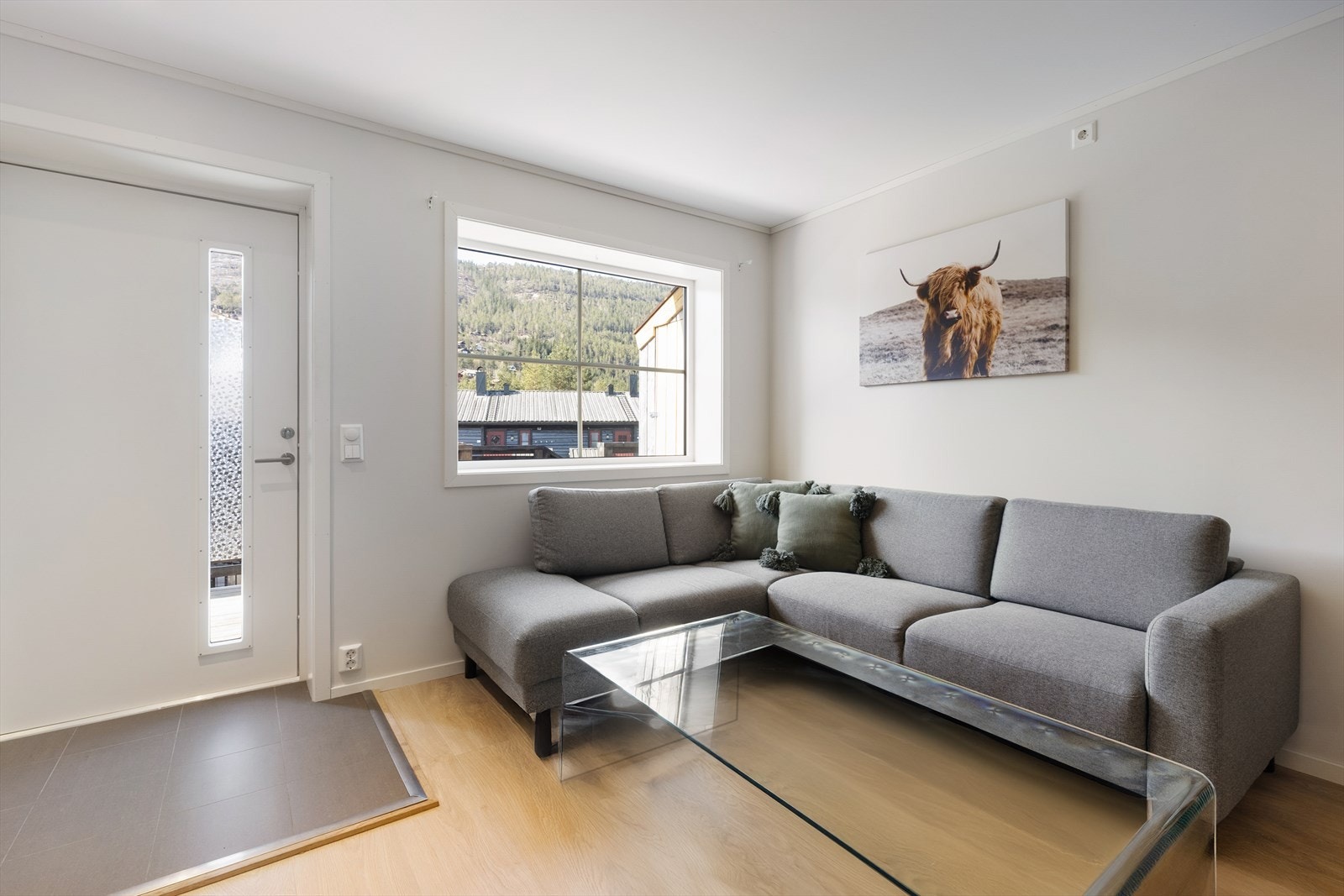 Stuen har plass til en komfortabel sofagruppe og er utstyrt med gulvvarme. Galleribilde