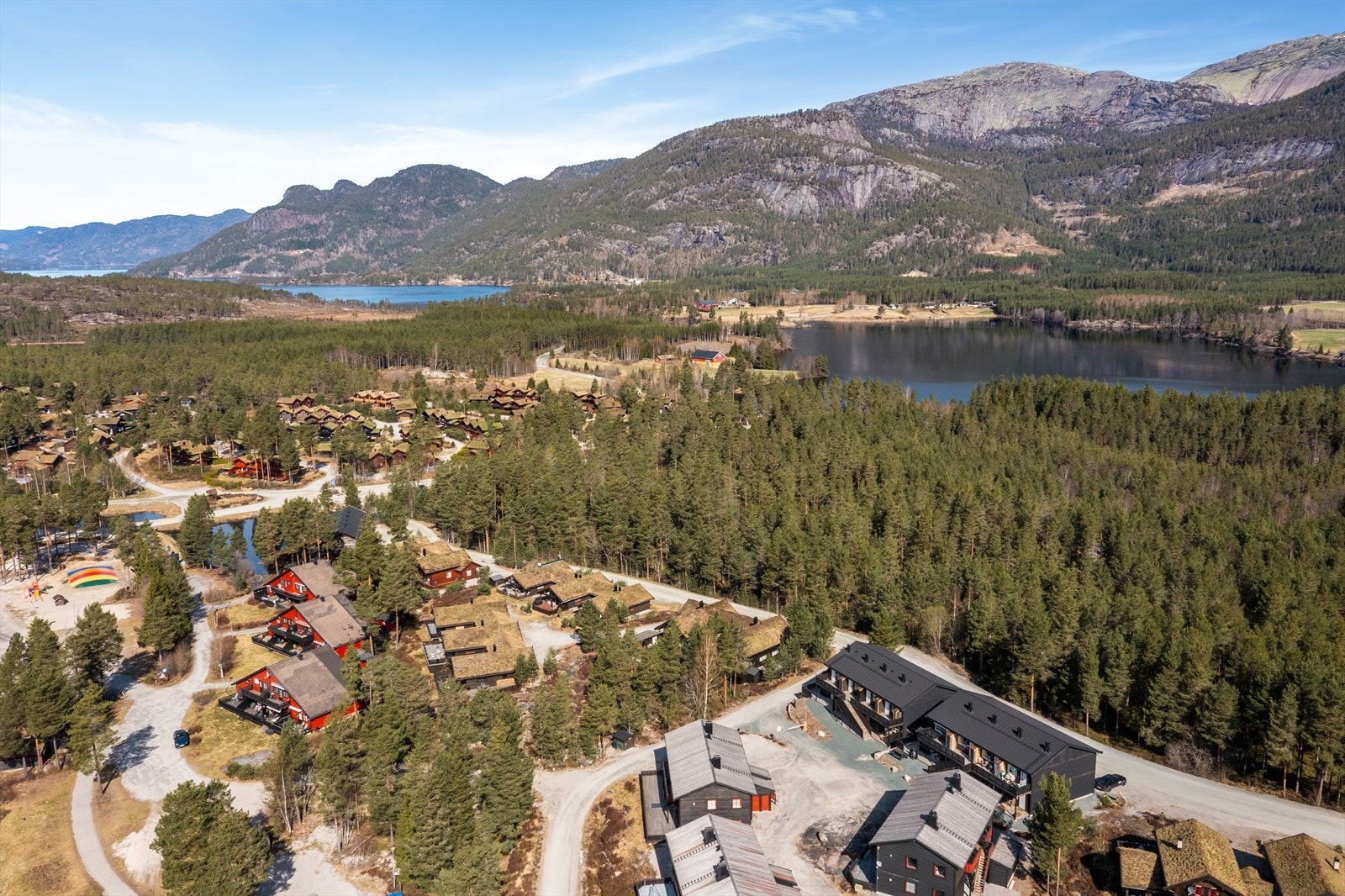 Om sommeren byr Vrådal på golf, terrengsykling, turområder og flotte badeplasser. Galleribilde