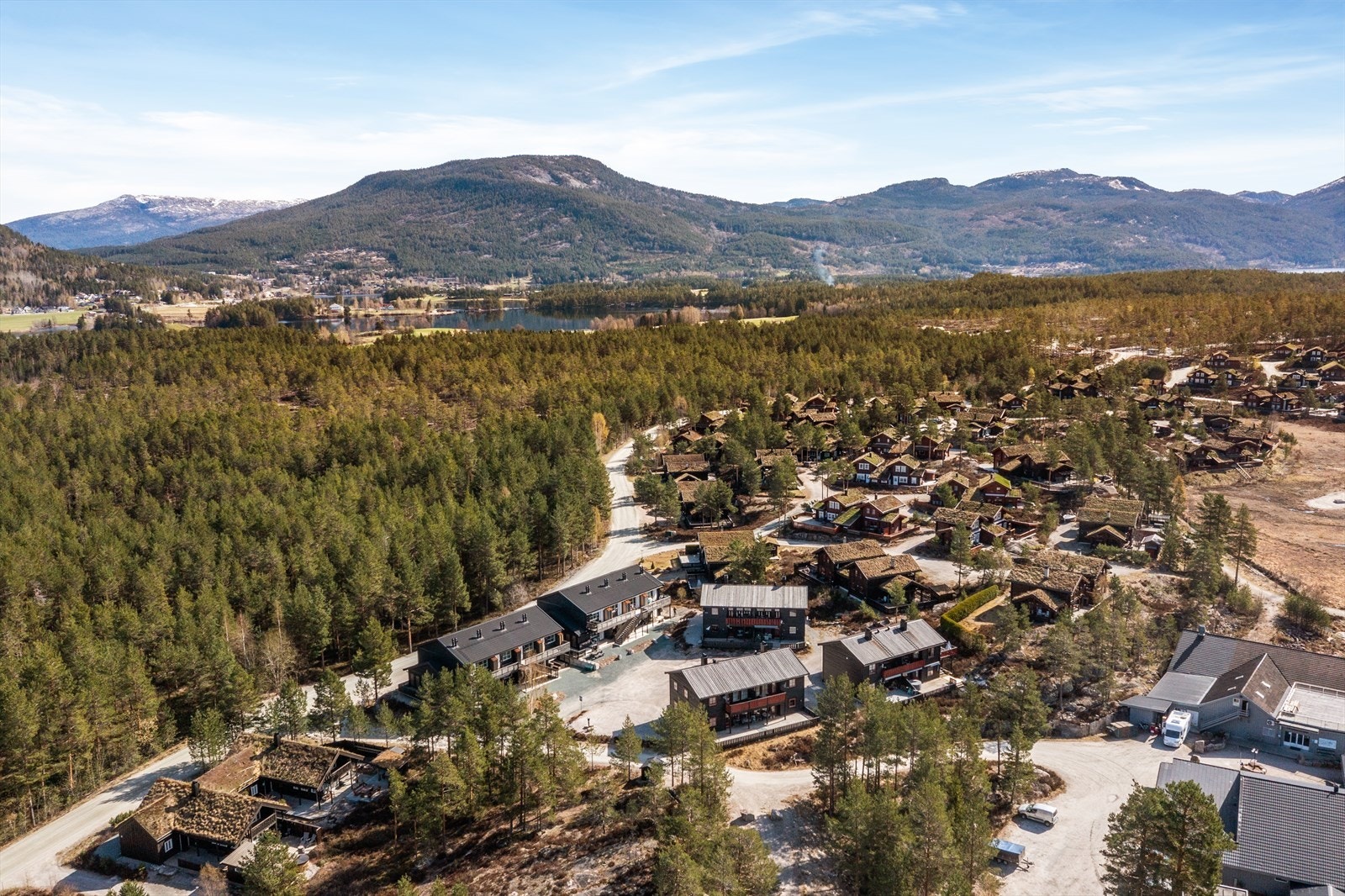 Et etablert hytteområde med nærhet til vann og flott natur. Galleribilde