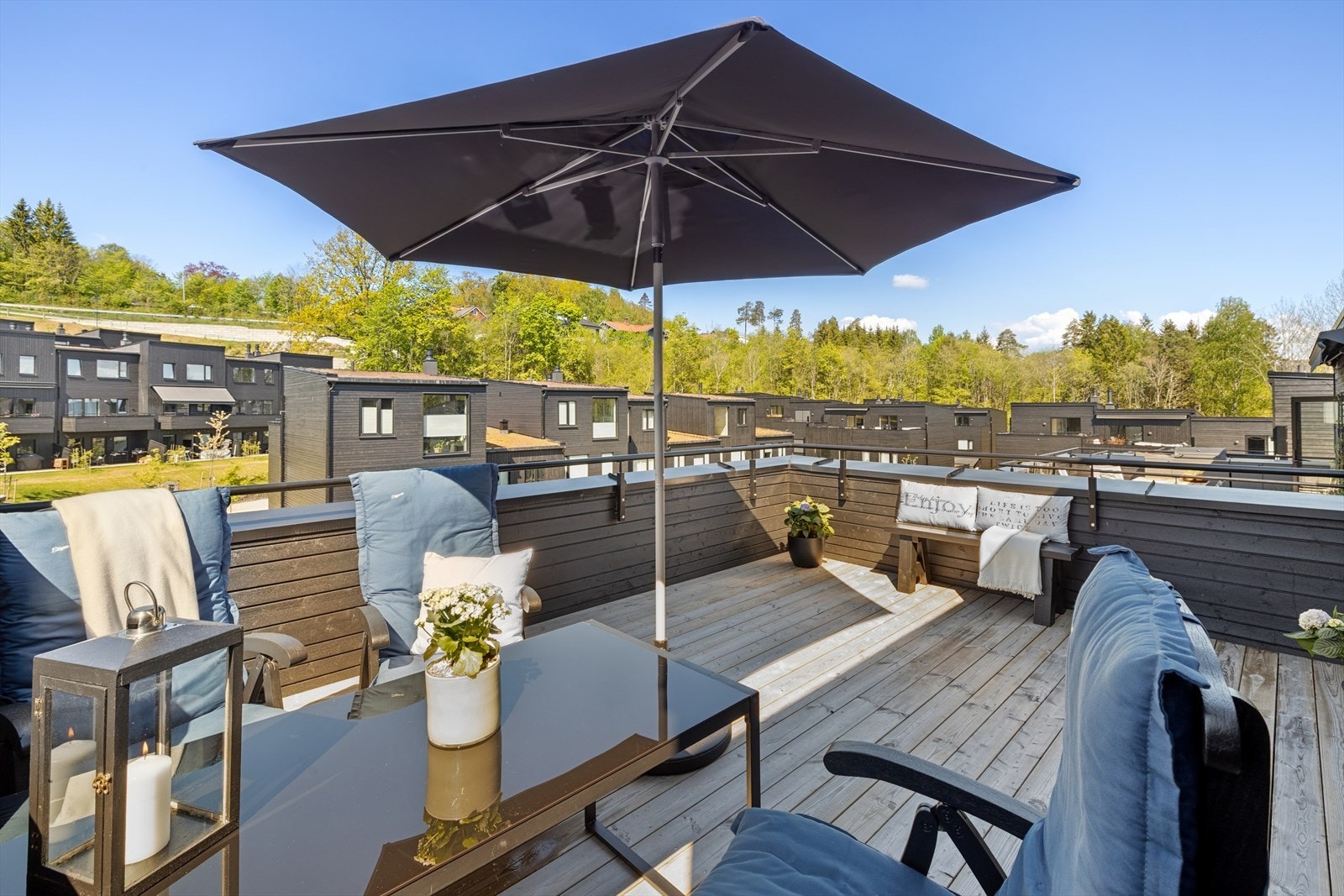 Meget romslig og solrik takterrasse. Galleribilde