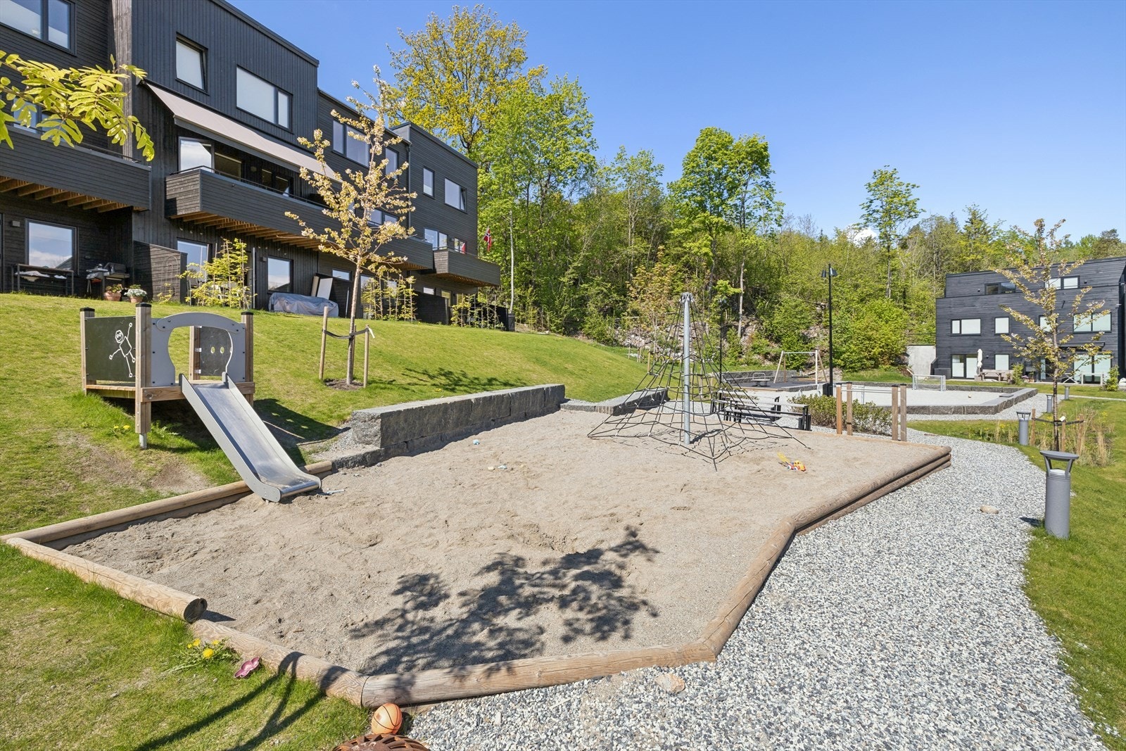 Edelløv er et koselig og meget barnevennlig boligfelt med flere lekeplasser. Galleribilde