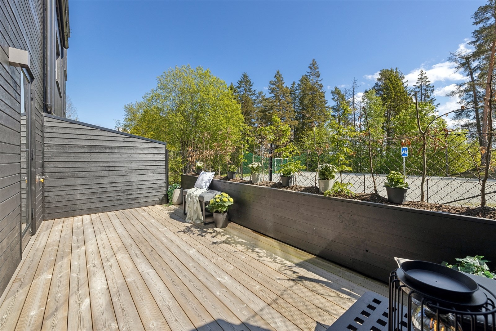 Eier fikk terrassen utvidet og bygde blomsterkasse. Galleribilde