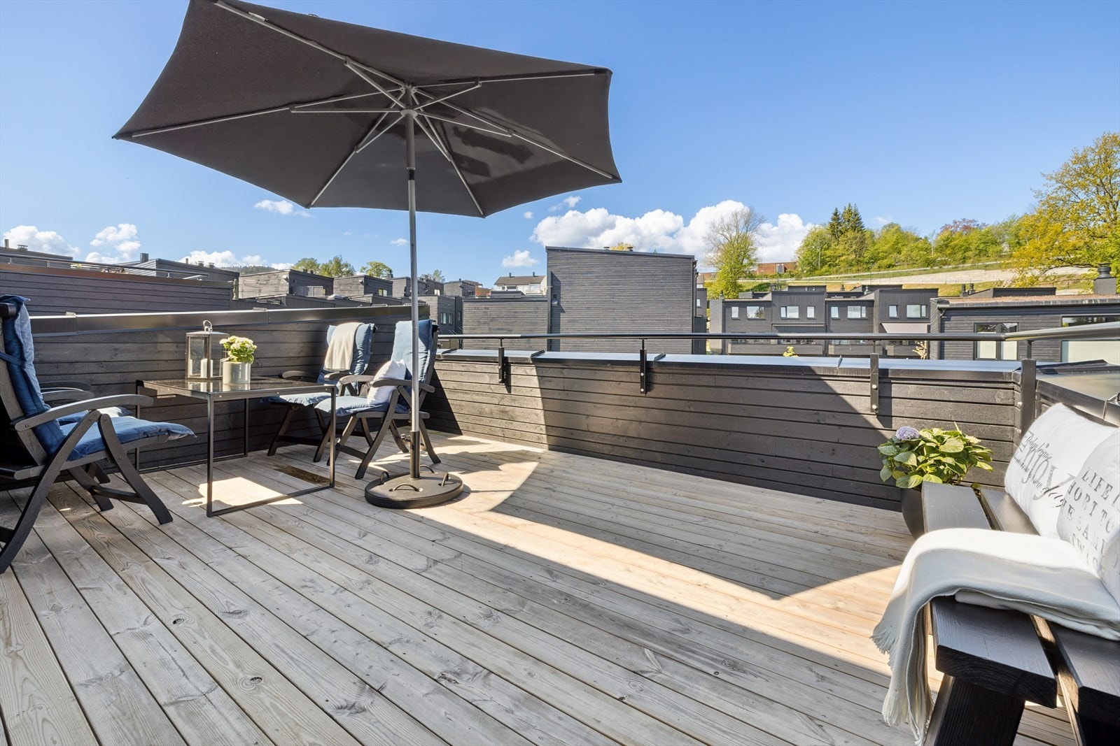 Solrik takterrasse med god plass til både sittegruppe og grill. Galleribilde