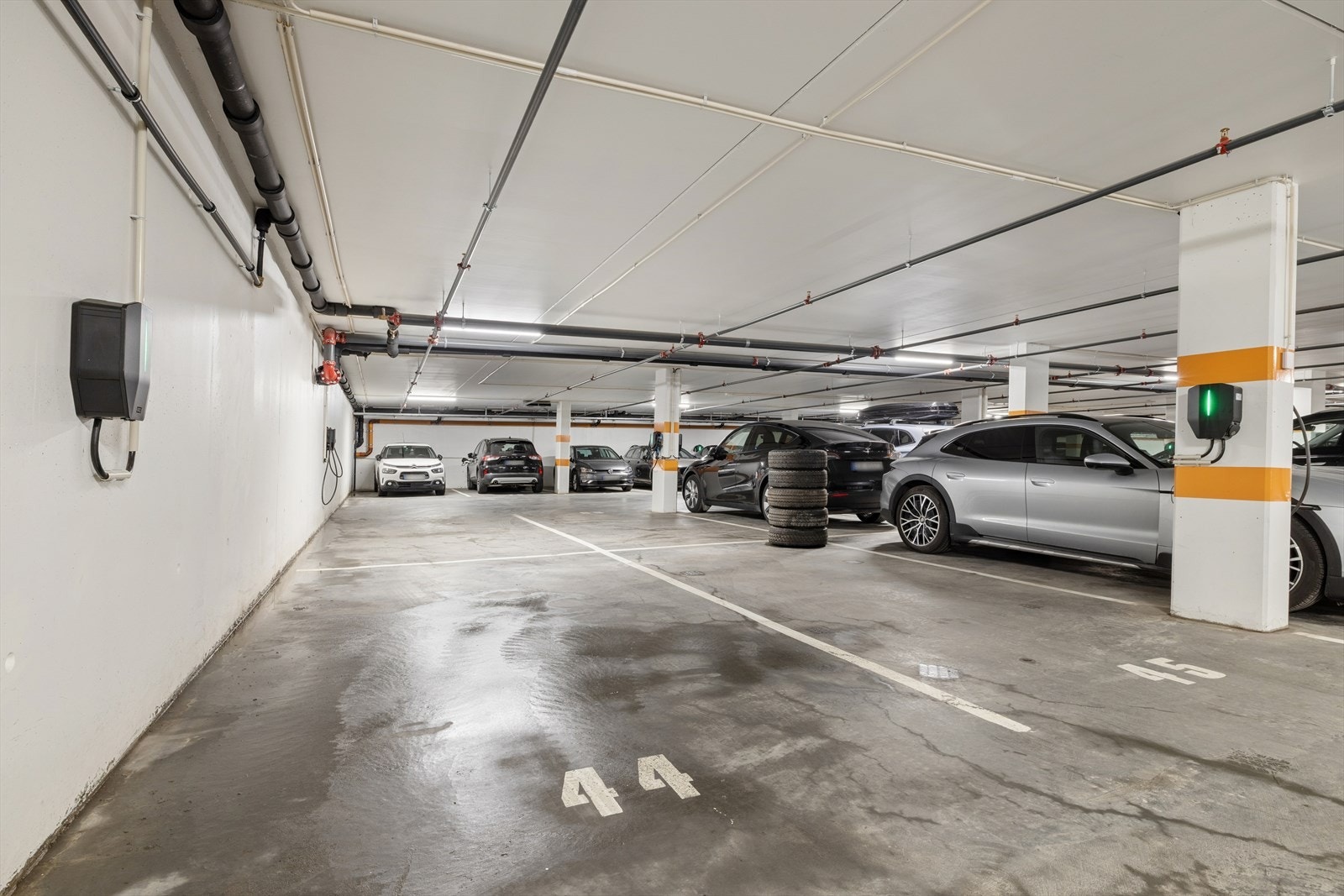 Garasjeplass nr. 44 har montert lader og medfølger. Galleribilde