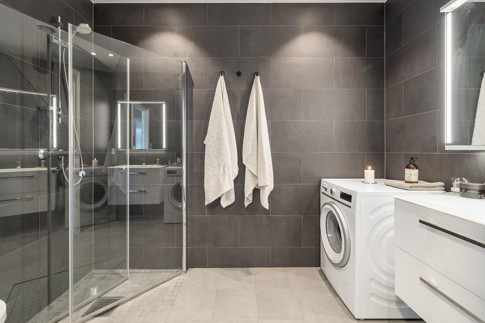 Badet har 90x90 dusjhjørne med innfellbare vegger. Galleribilde