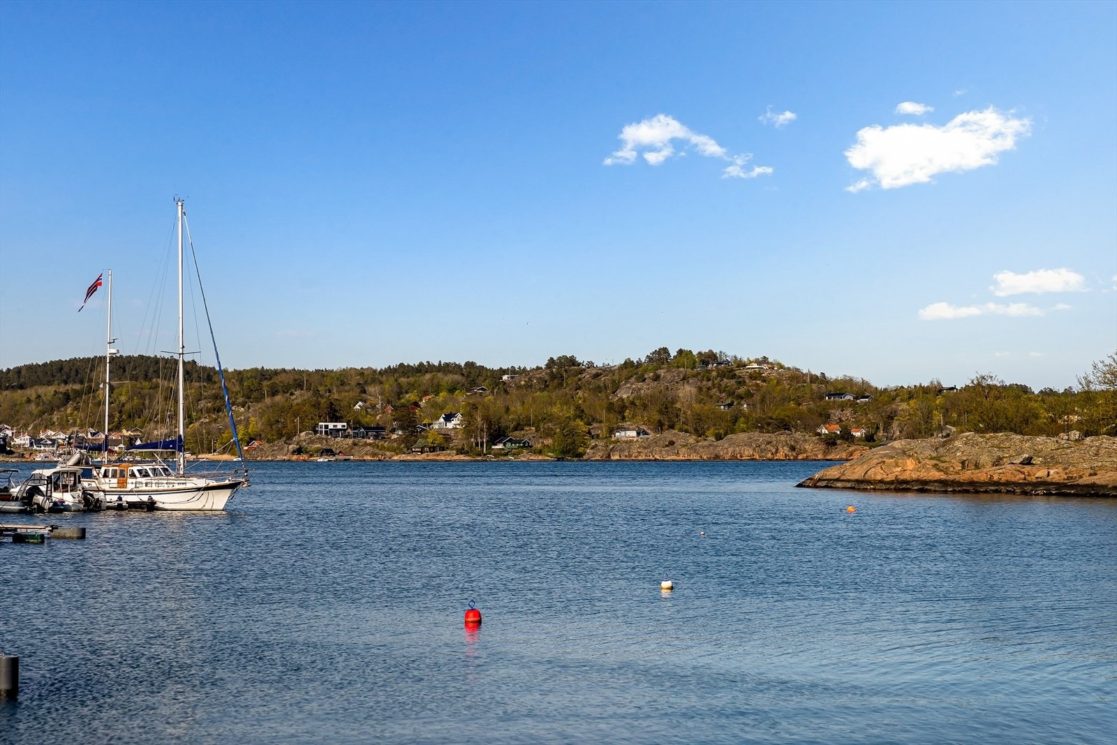 Nærområdet byr på flere marinaer, inkludert Vrengen Maritime og Kjøpmannskjær båthavn. Galleribilde