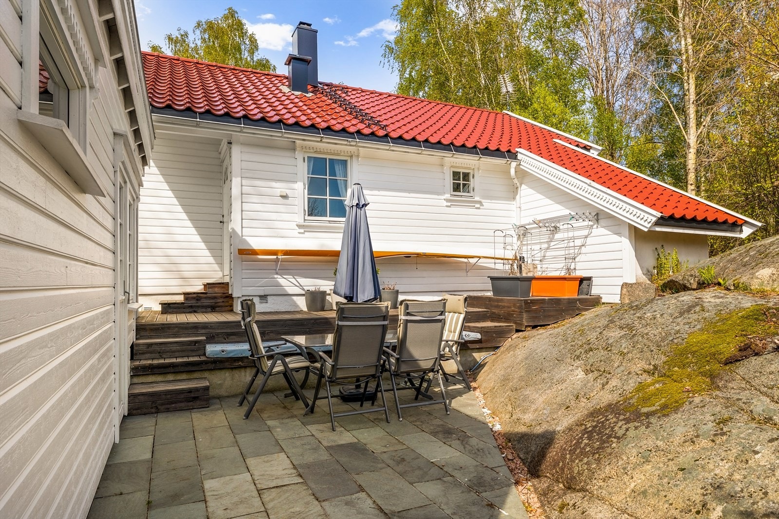 Uteplassen ligger lunt til mellom hytta og den frittliggende boden. Galleribilde