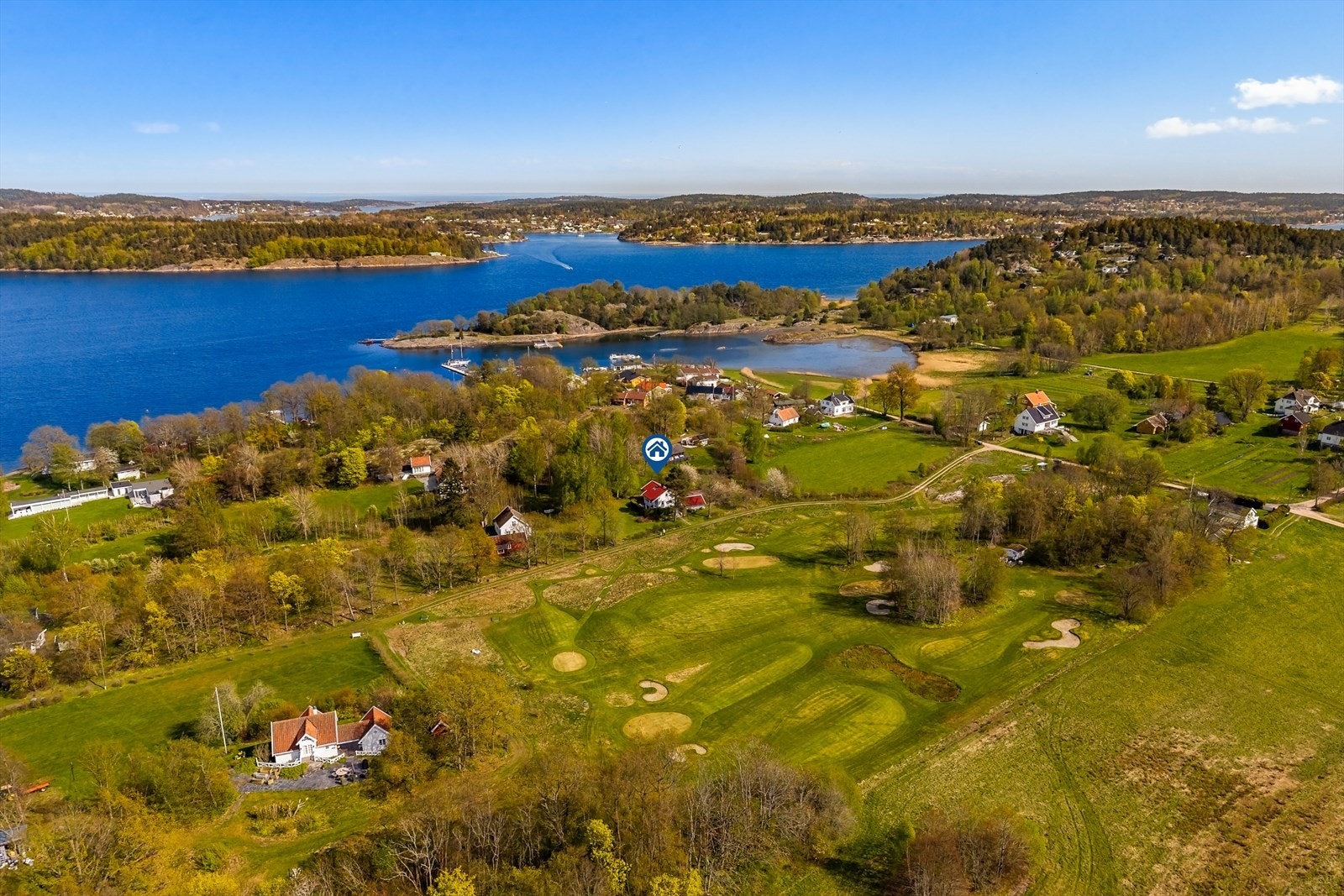 Fra eiendommen er det kort vei til Tenvik brygge med fergeforbindelse. Galleribilde