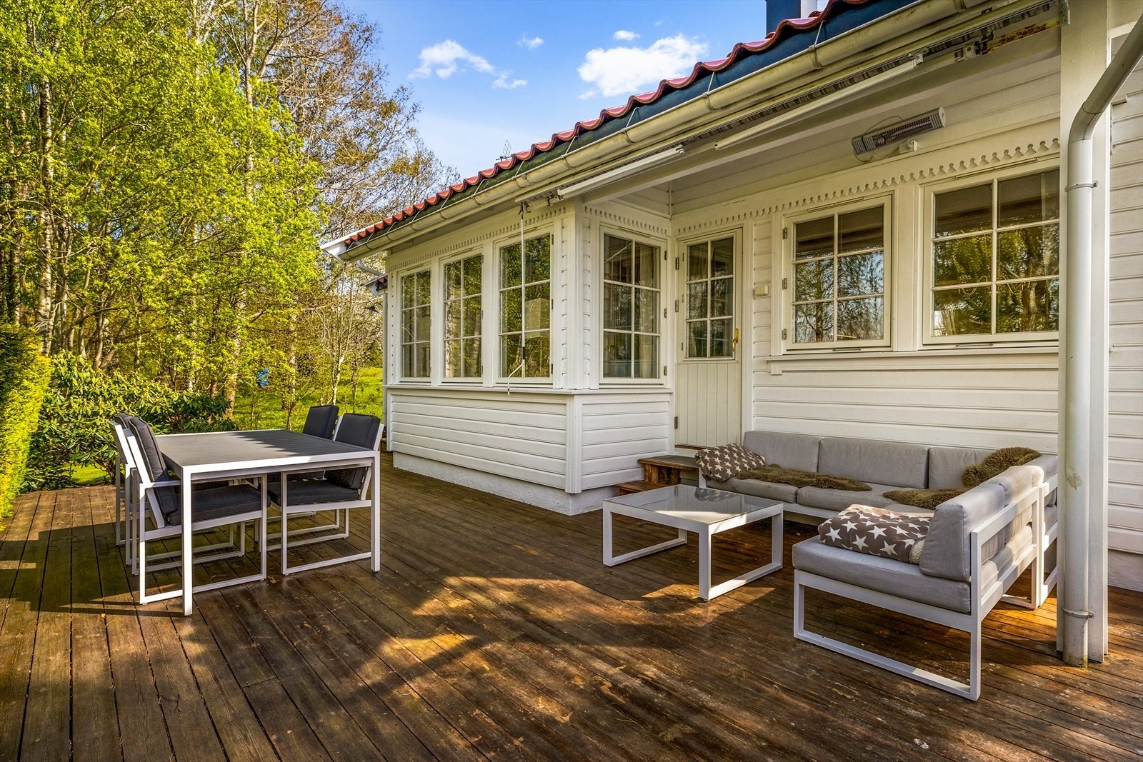 Store terrasser i tre og stein gir rikelig med plass for utemøbler, grilling og sosiale soner. Galleribilde