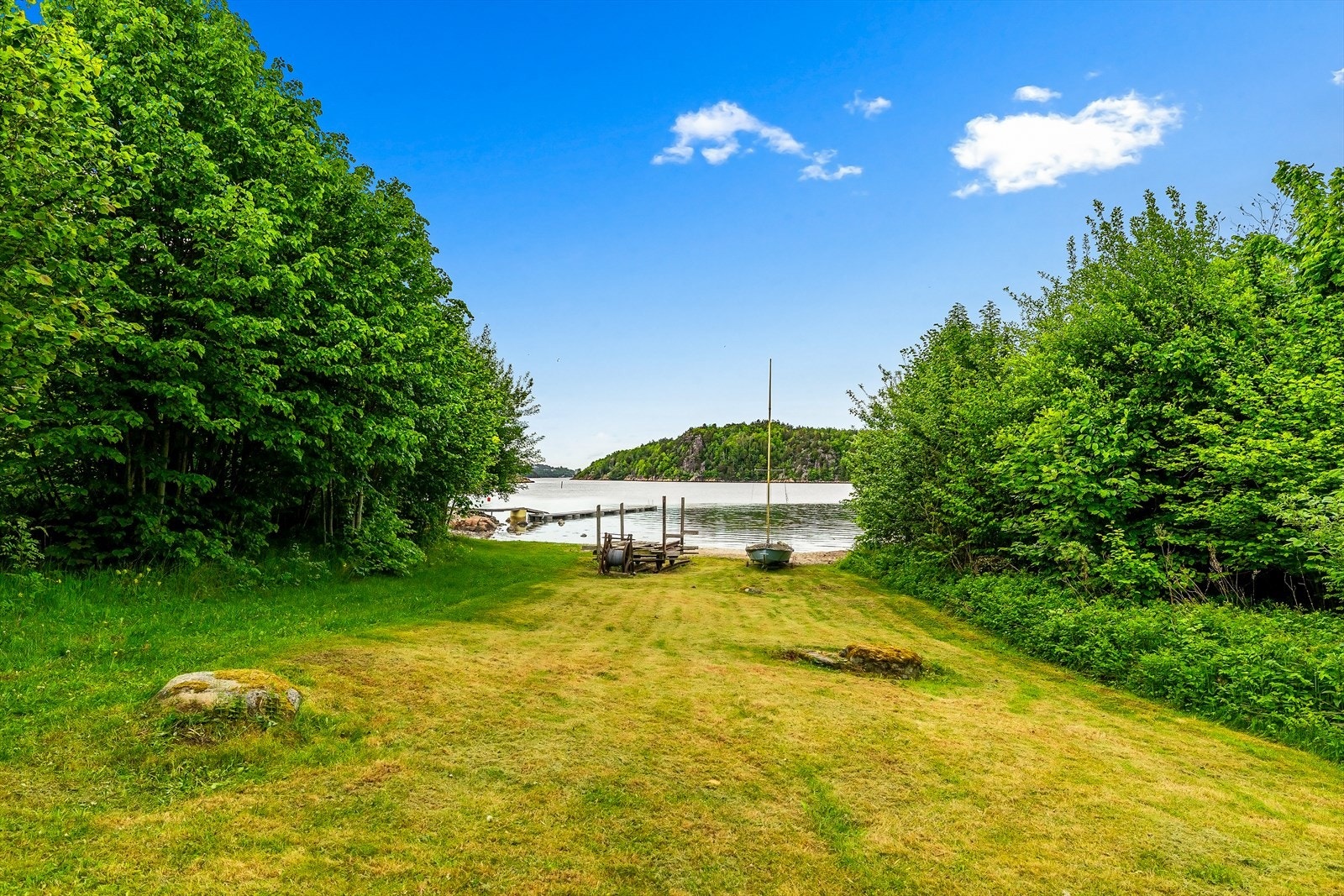 Rett nedenfor eiendommen følger det med en strandparsell Galleribilde