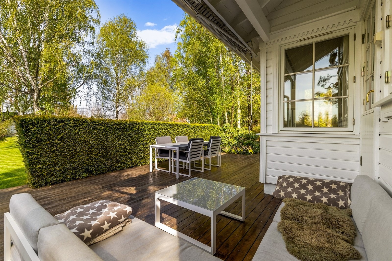 Den store treterrassen er en forlengelse av stuen på varme dager. Galleribilde