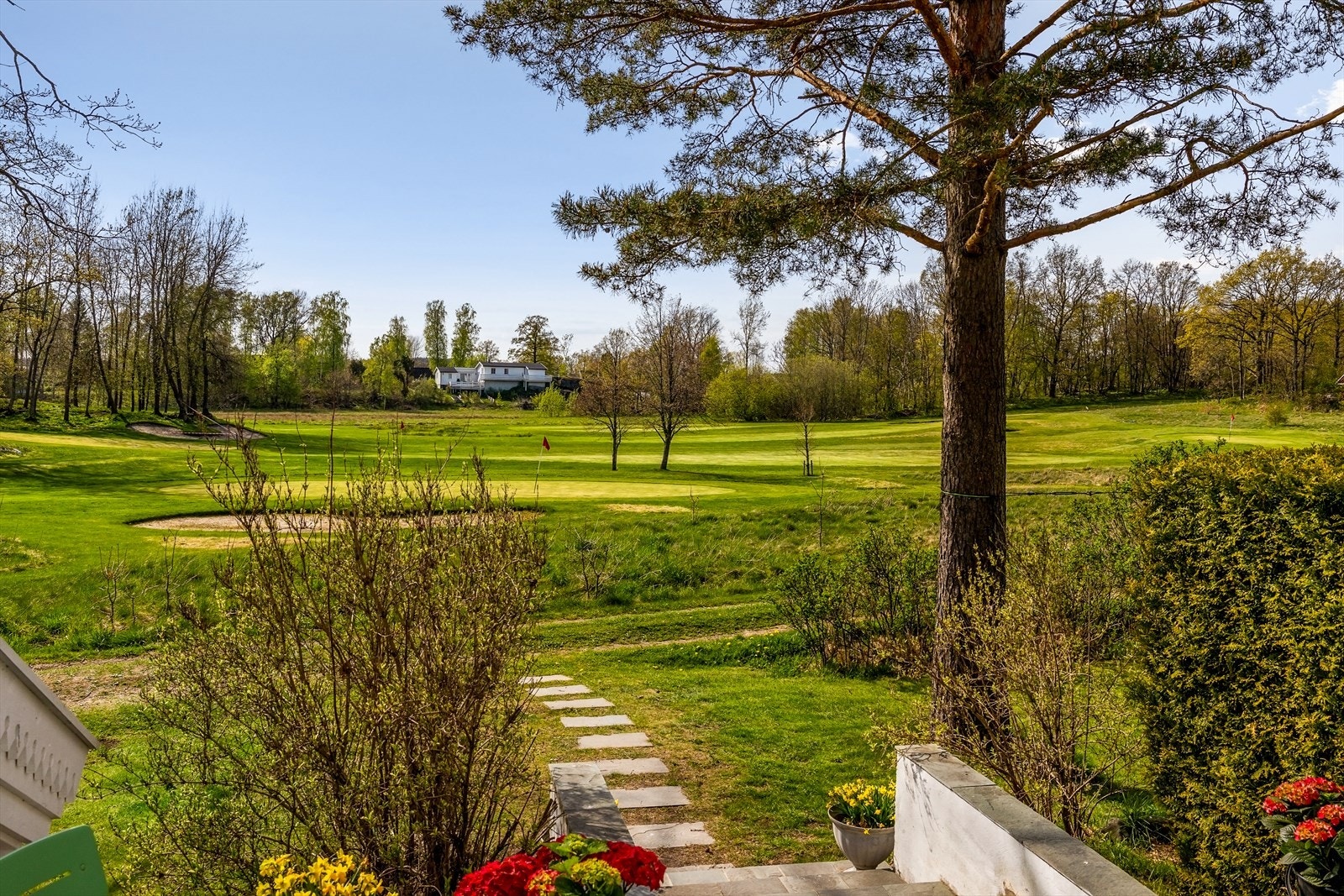 Utsikt over golfbanen fra eiendommen. Galleribilde