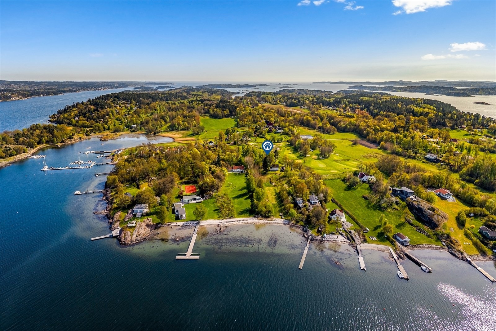 Eiendommen ligger i et etablert hytteområde med nærhet til sjø og natur. Galleribilde