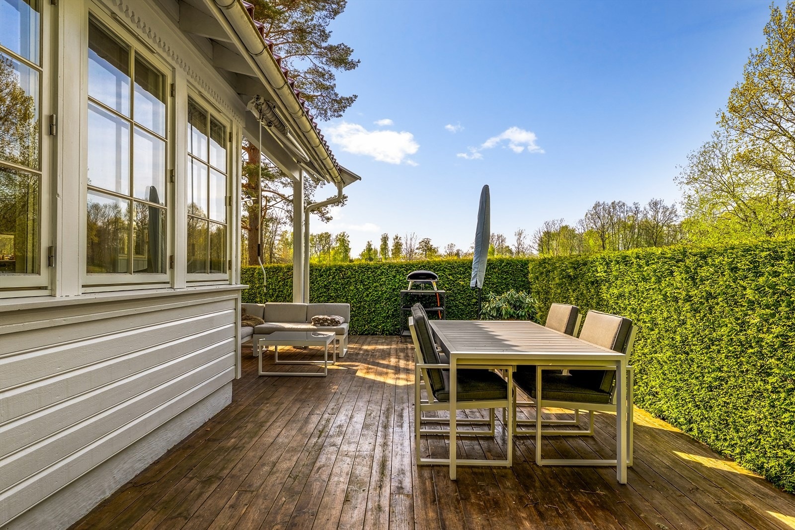 Her er det god plass til både en romslig sittegruppe og et langbord. Galleribilde