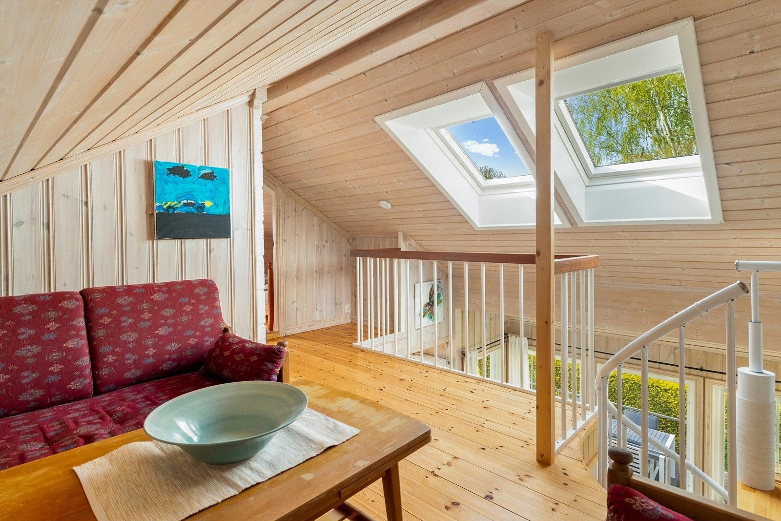 Loftstuen på hemsen gir ekstra plass for lek eller avslapning. Galleribilde