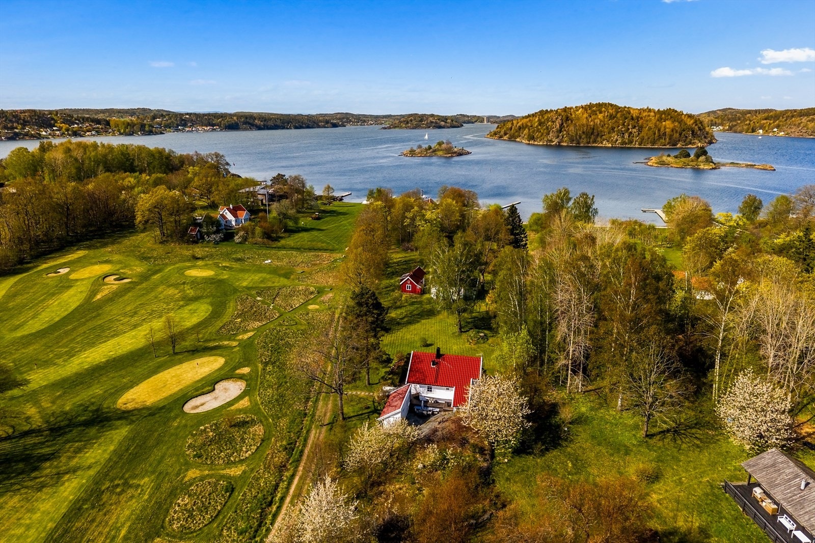 Eiendommen ligger idyllisk til ved Veierland Golfklubb, med kun 187 meter ned til sjøen. Galleribilde