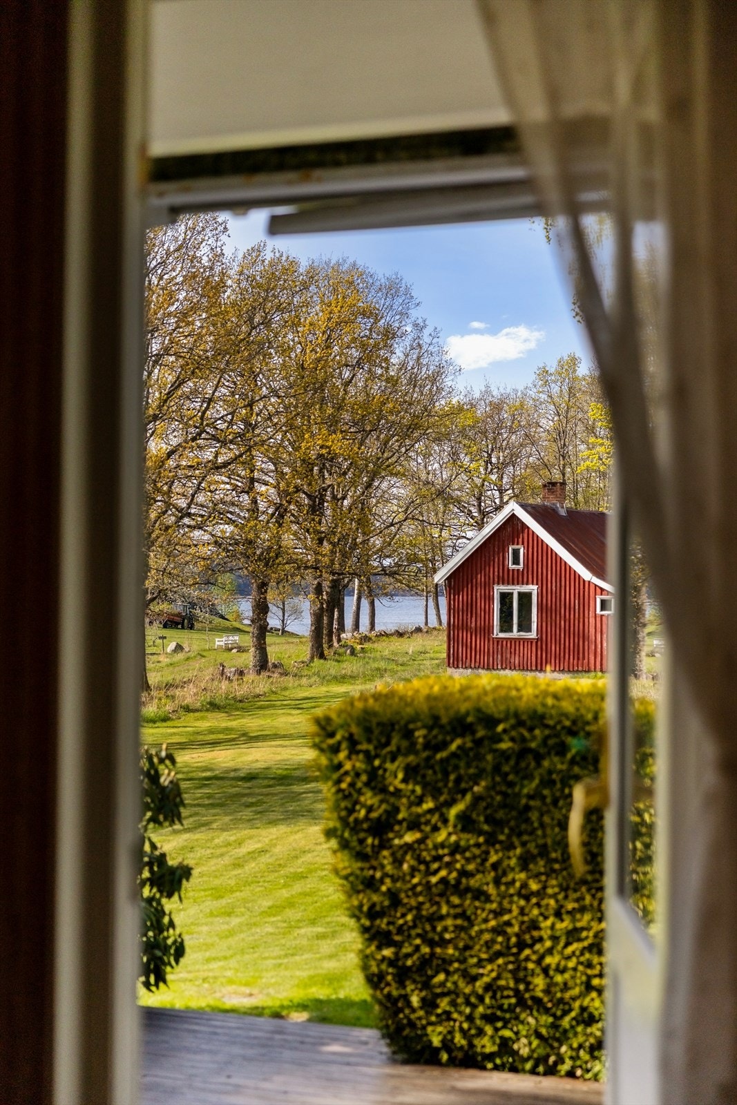 Fra stuen ser man ut over hagen og mot sjøen. Galleribilde