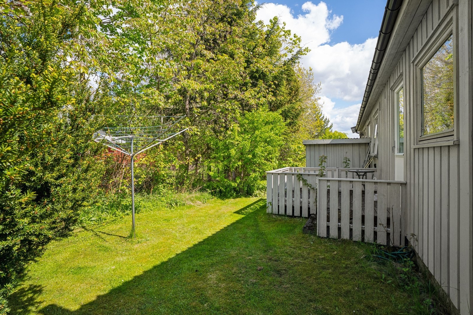 På baksiden av boligen er det en uisolert bod med utvendig adkomst for ekstra lagring. Galleribilde